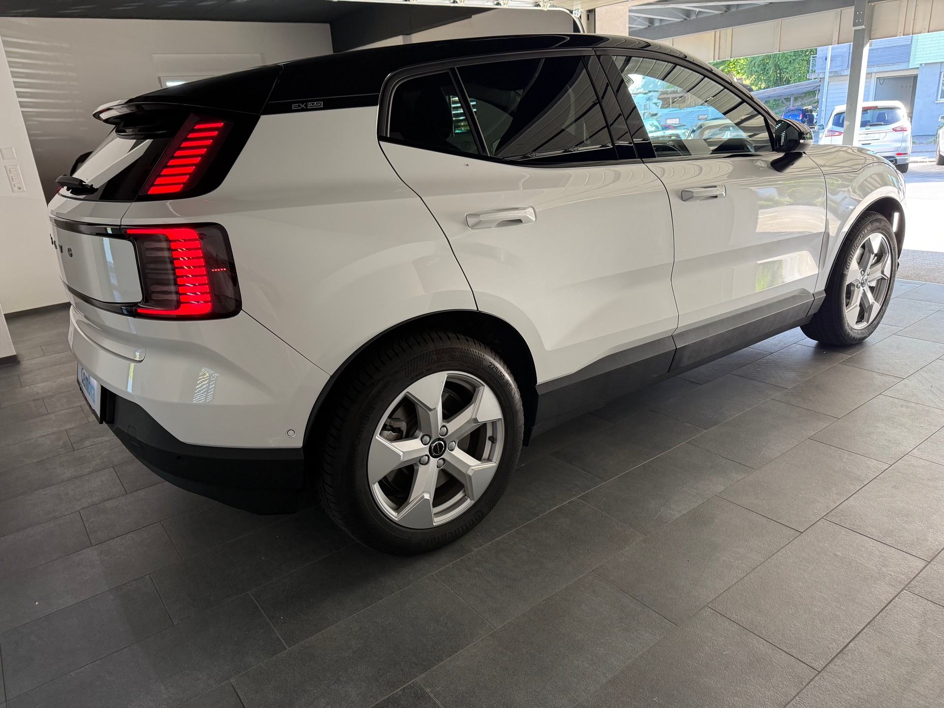 VOLVO EX30 E60 69kWh Twin Ultra-image-8