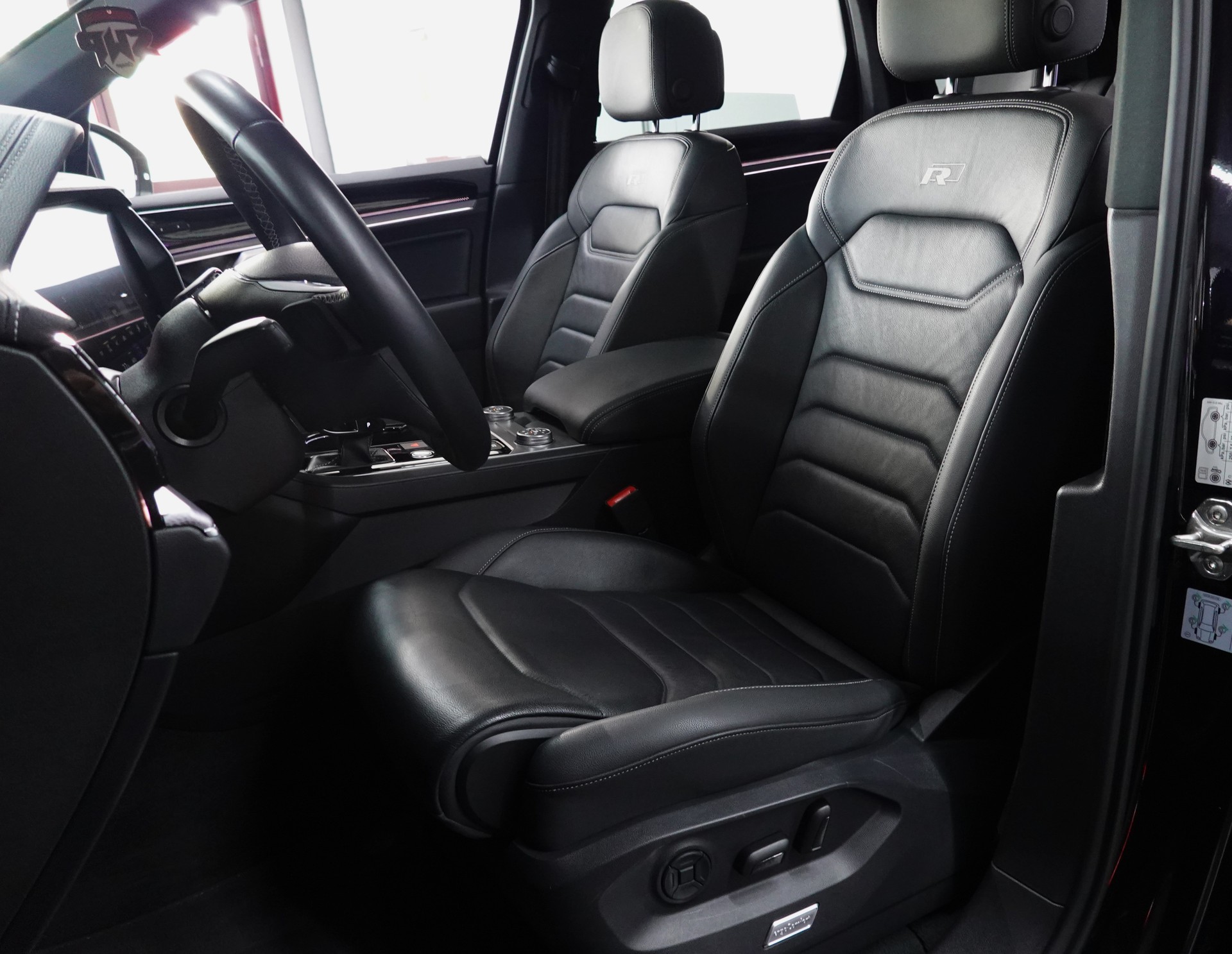 VW TOUAREG 3.0 TSI BLACK R-LINE TIPTRONIC CH-FZ ON TOP-image-36