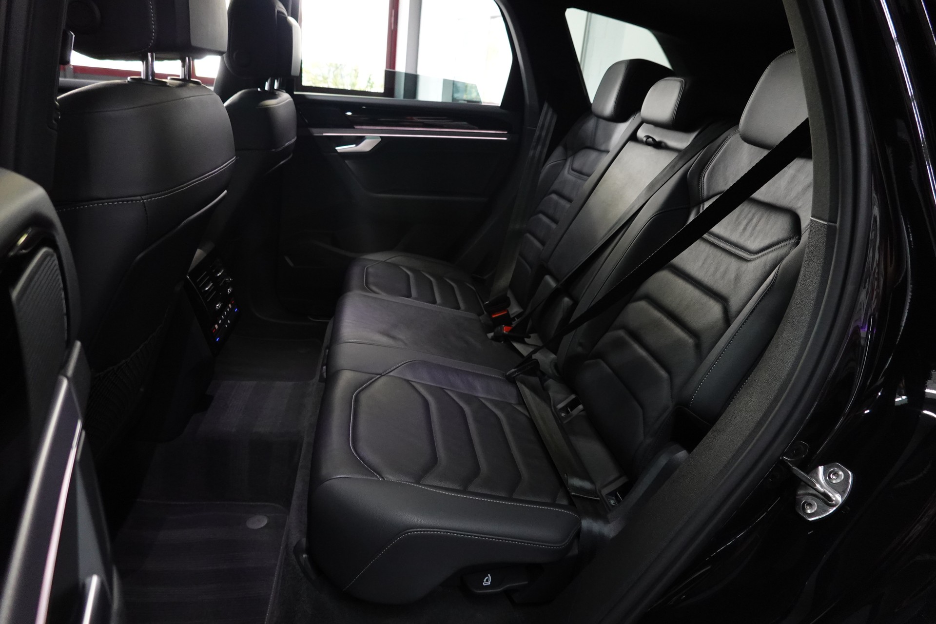 VW TOUAREG 3.0 TSI BLACK R-LINE TIPTRONIC CH-FZ ON TOP-image-40