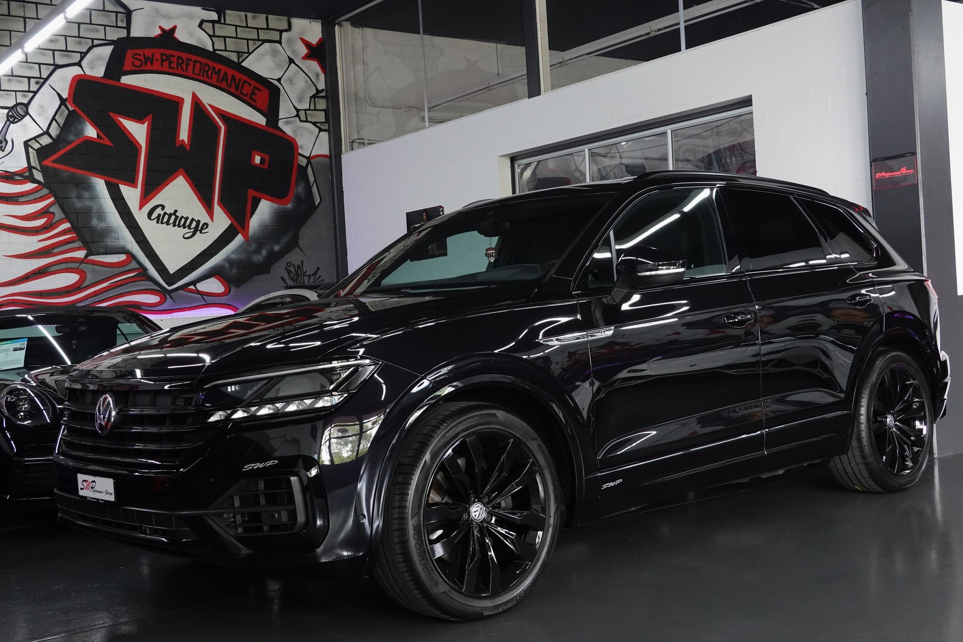 VW TOUAREG 3.0 TSI BLACK R-LINE TIPTRONIC CH-FZ ON TOP-image-0