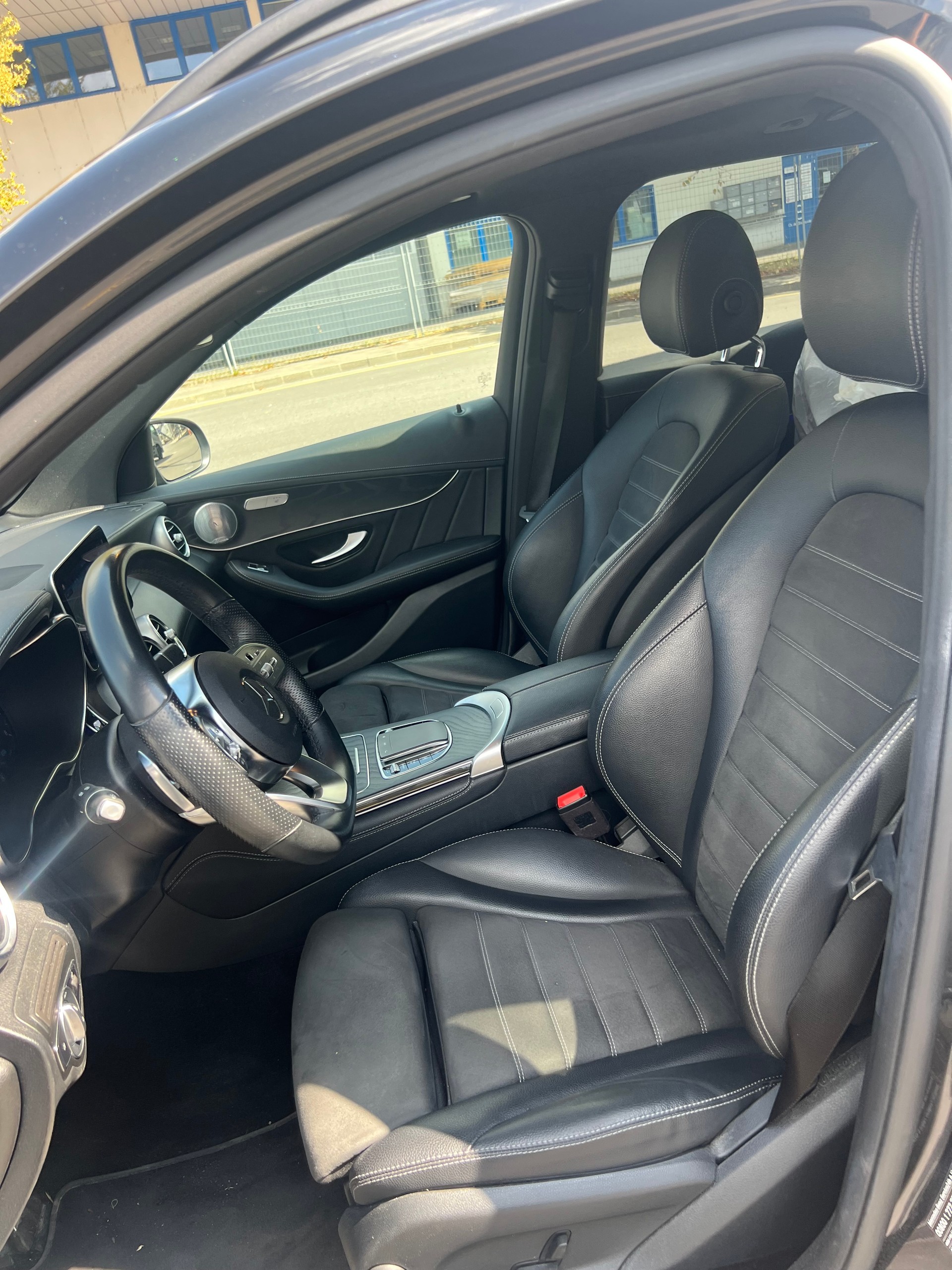 MERCEDES-BENZ GLC 200 AMG Line 4Matic 9G-Tronic-image-9