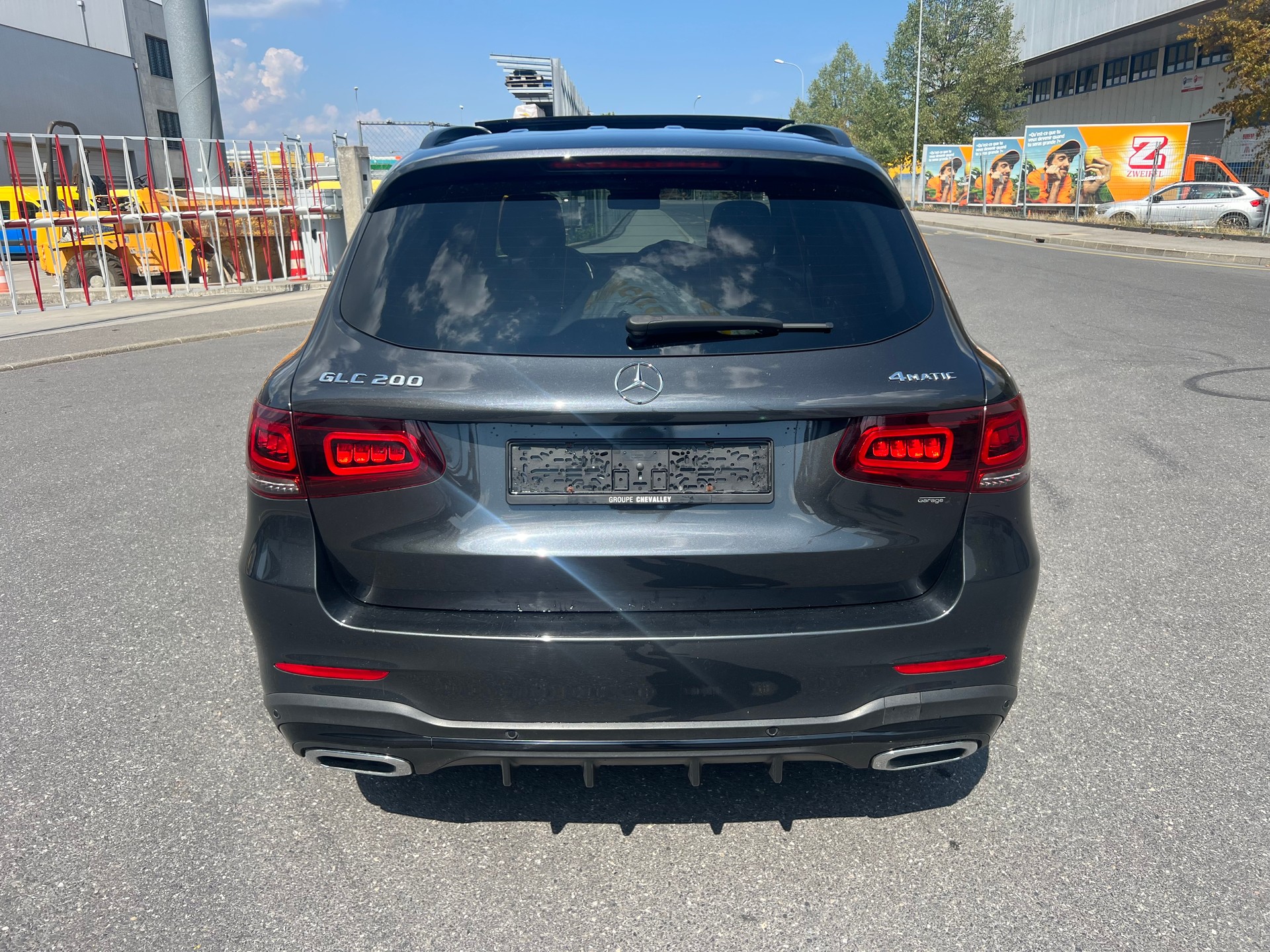 MERCEDES-BENZ GLC 200 AMG Line 4Matic 9G-Tronic-image-4