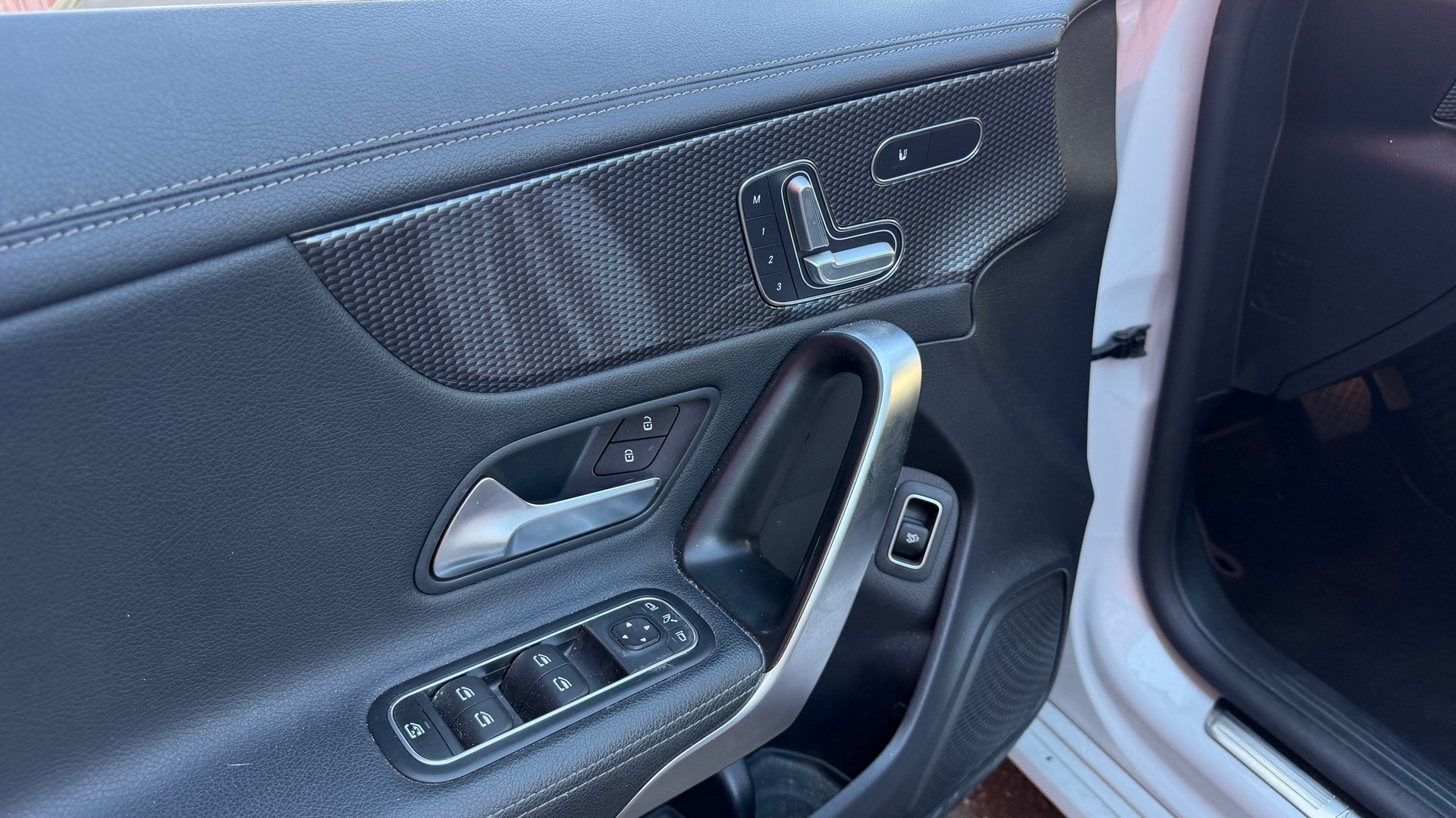 MERCEDES-BENZ CLA 200 7G-DCT-image-12