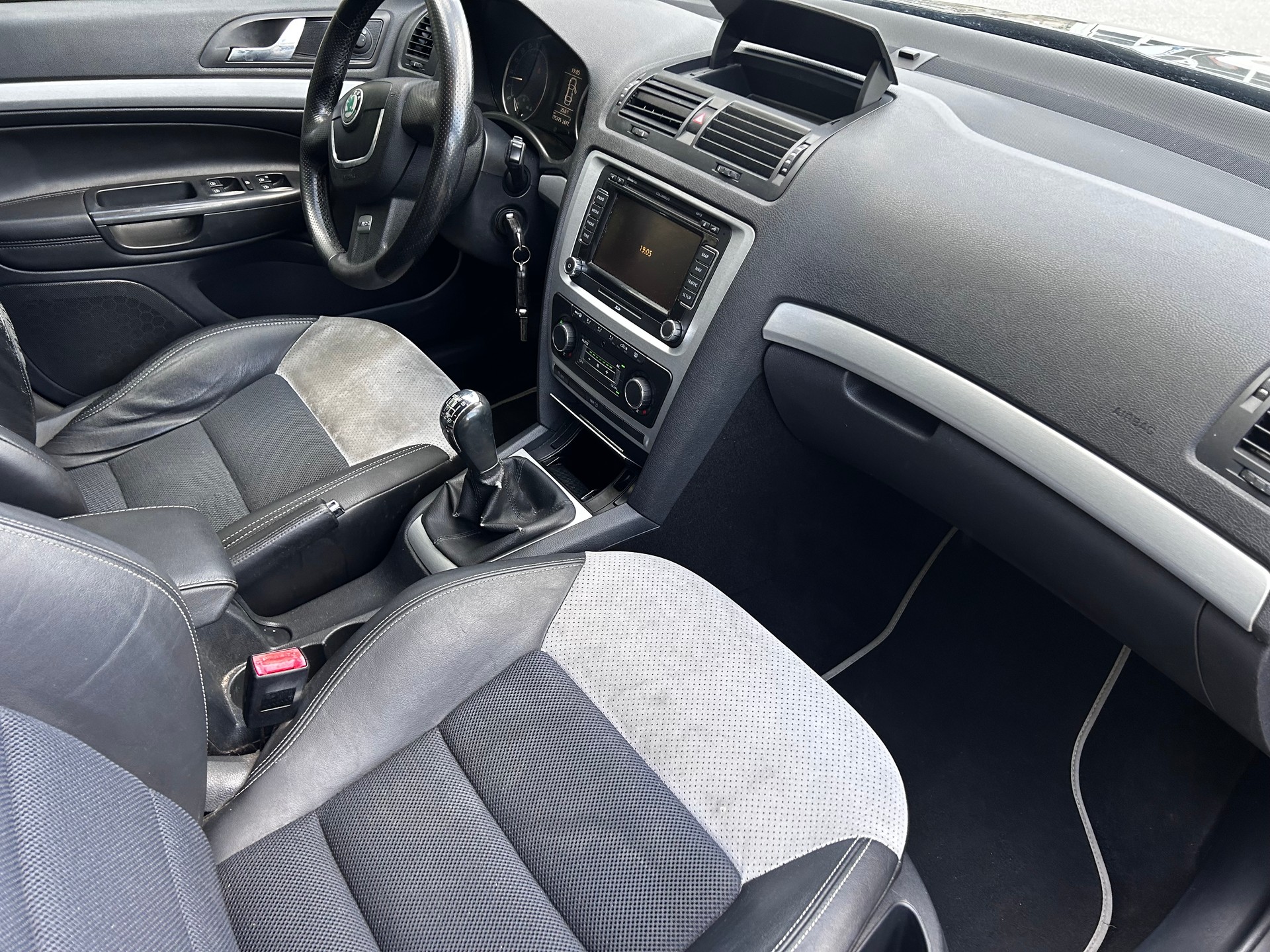 SKODA Octavia Combi 2.0 TDI RS-image-8