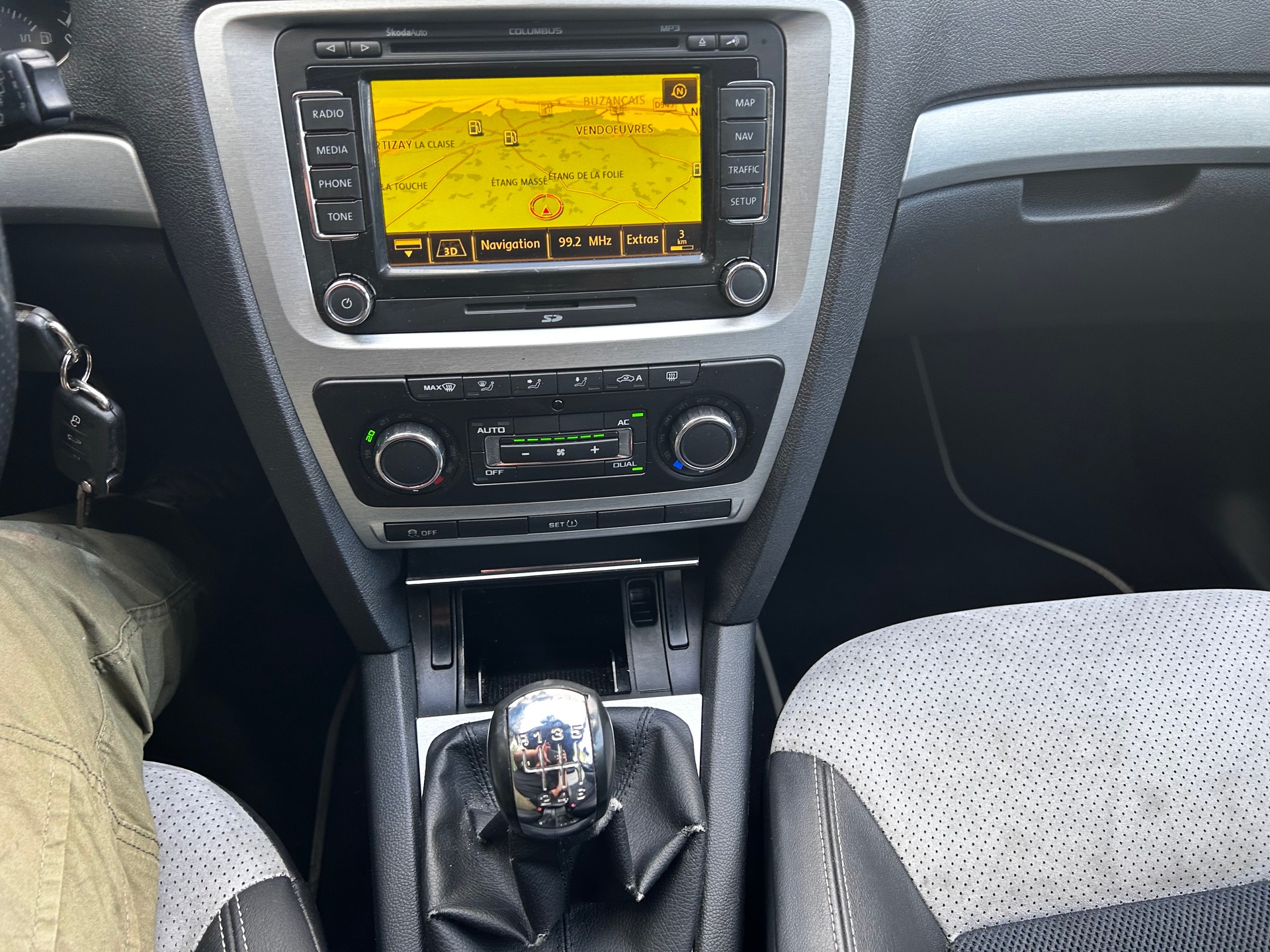 SKODA Octavia Combi 2.0 TDI RS-image-11
