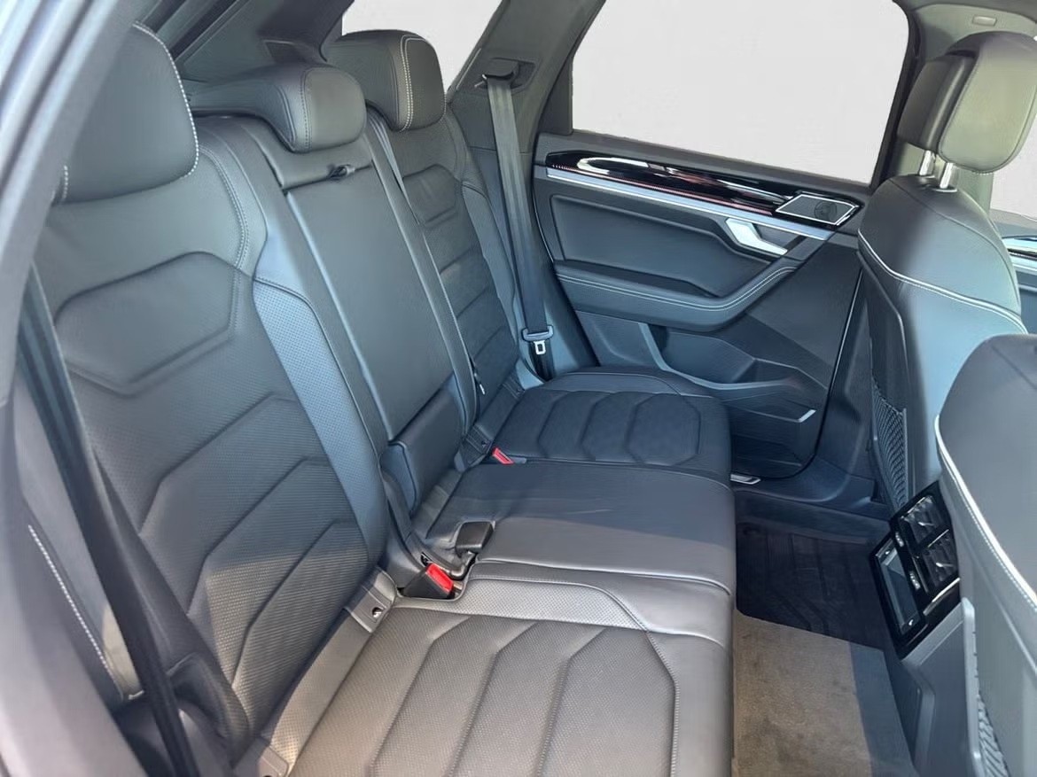 VW Touareg 3.0 TDI R-Line Tiptronic-image-10