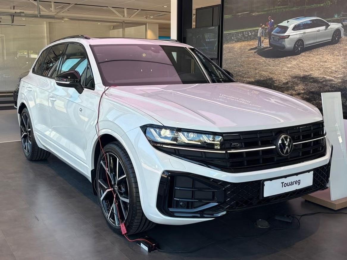 VW Touareg 3.0 TDI R-Line Tiptronic-image-0