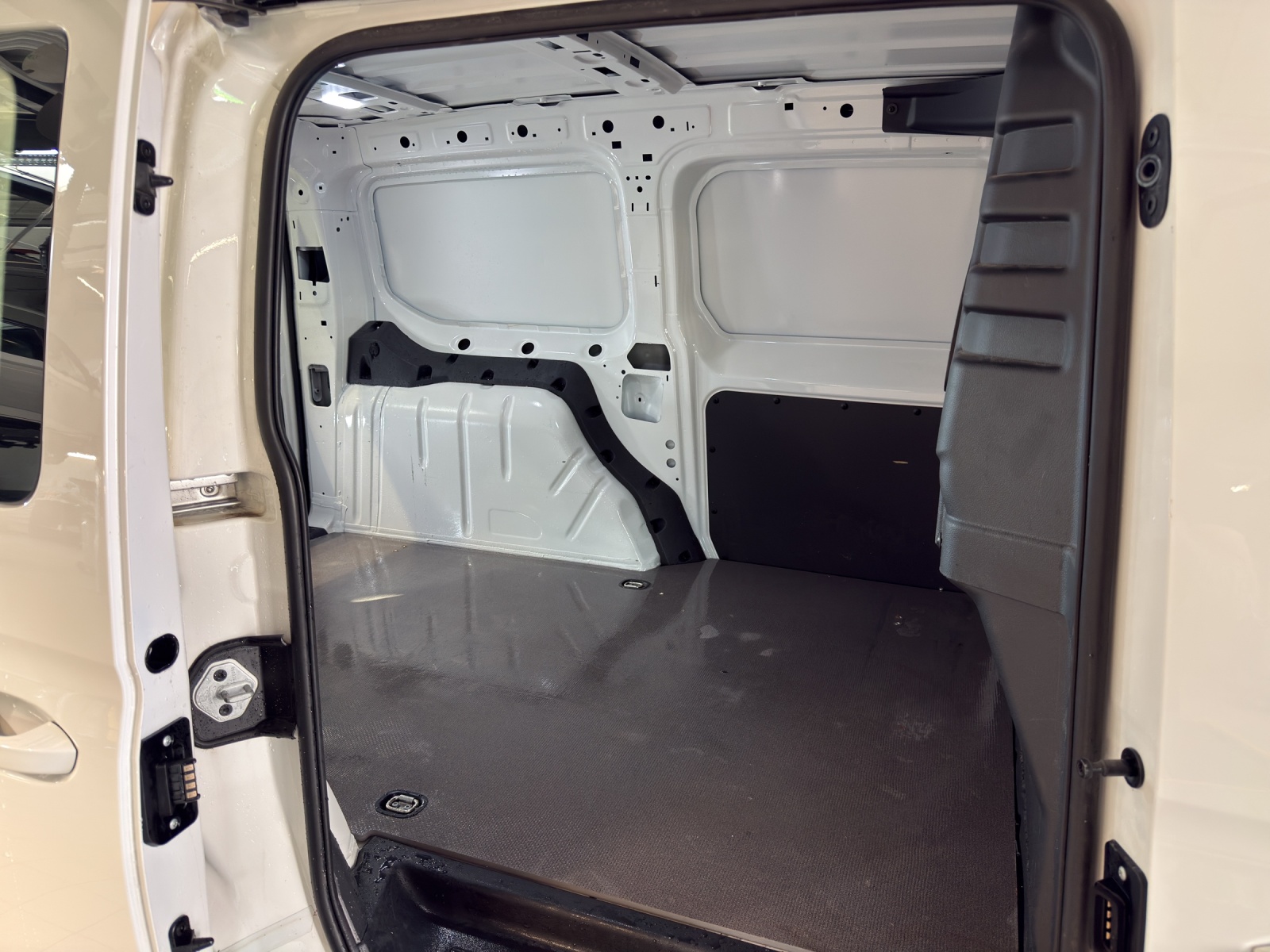 VW Caddy Cargo 2.0TDI Maxi-image-11