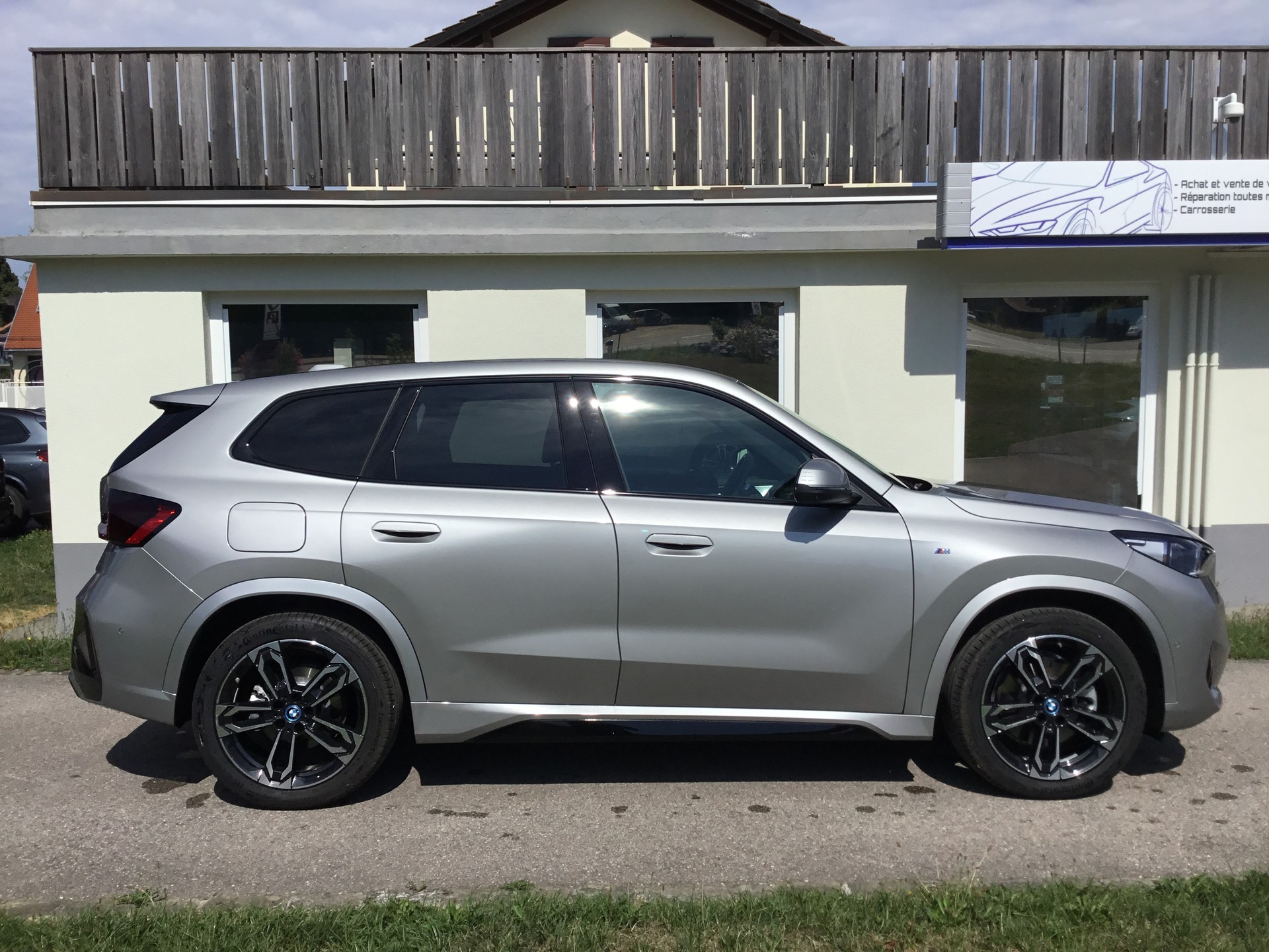 BMW iX1 xDrive 30 M Sport-image-4