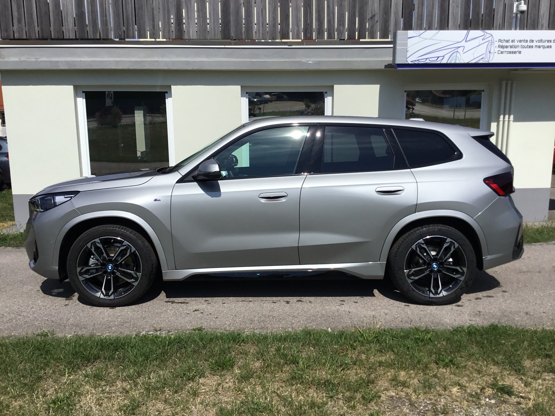 BMW iX1 xDrive 30 M Sport-image-3