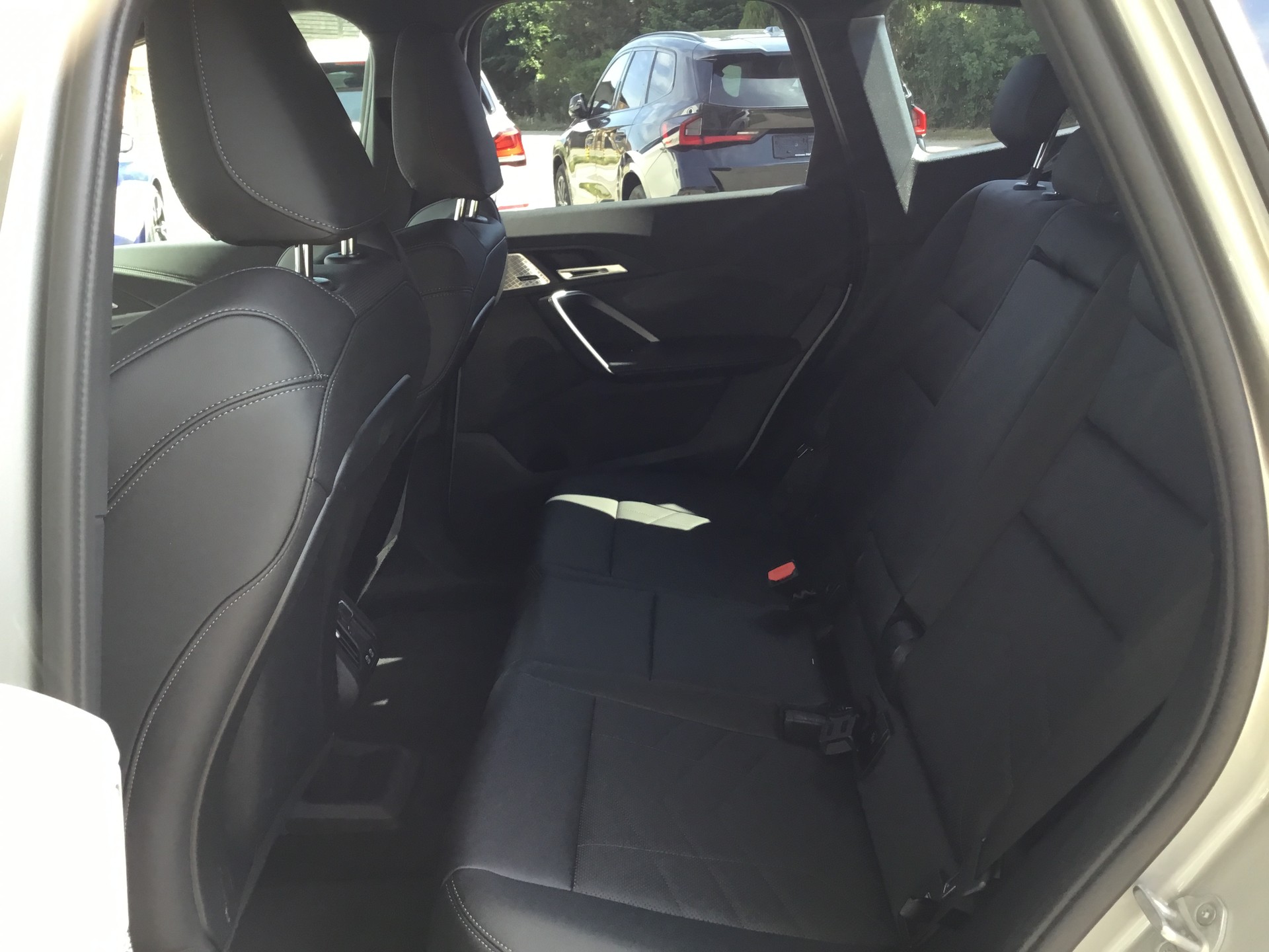 BMW iX1 xDrive 30 M Sport-image-13