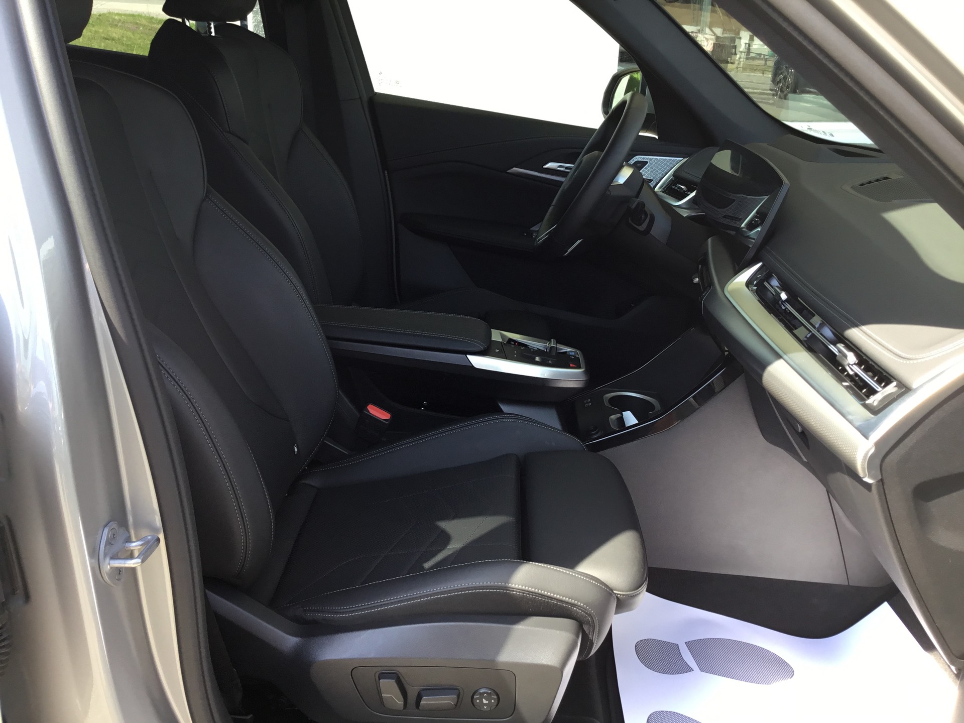 BMW iX1 xDrive 30 M Sport-image-12