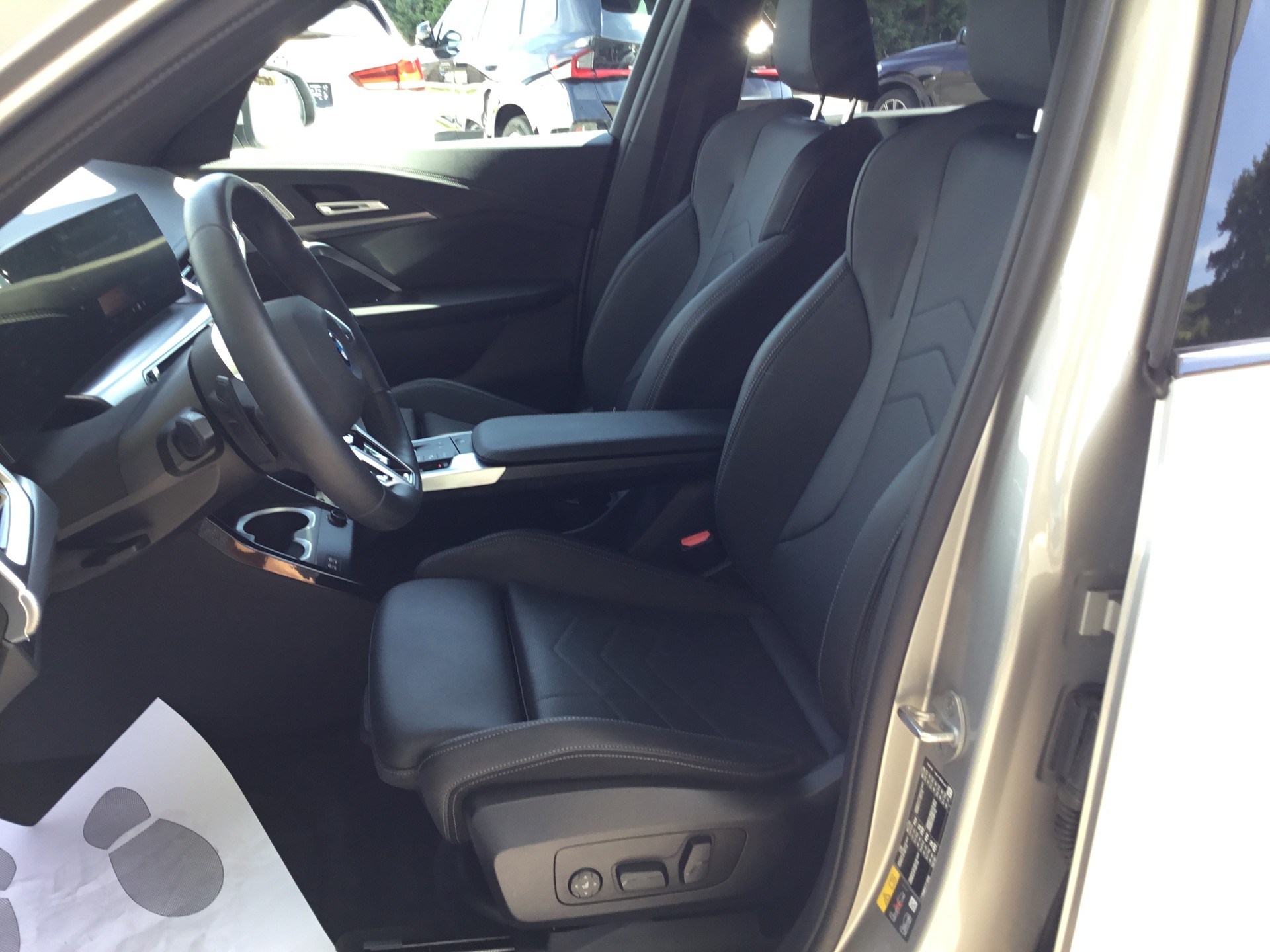 BMW iX1 xDrive 30 M Sport-image-11