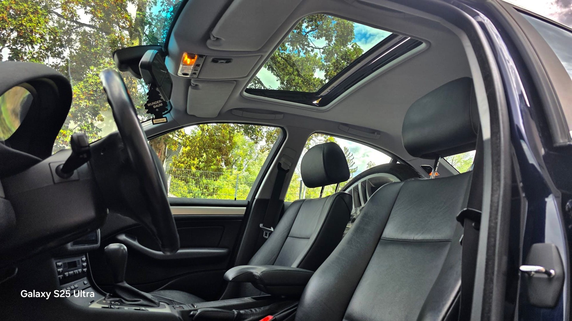 BMW 330xi-image-11