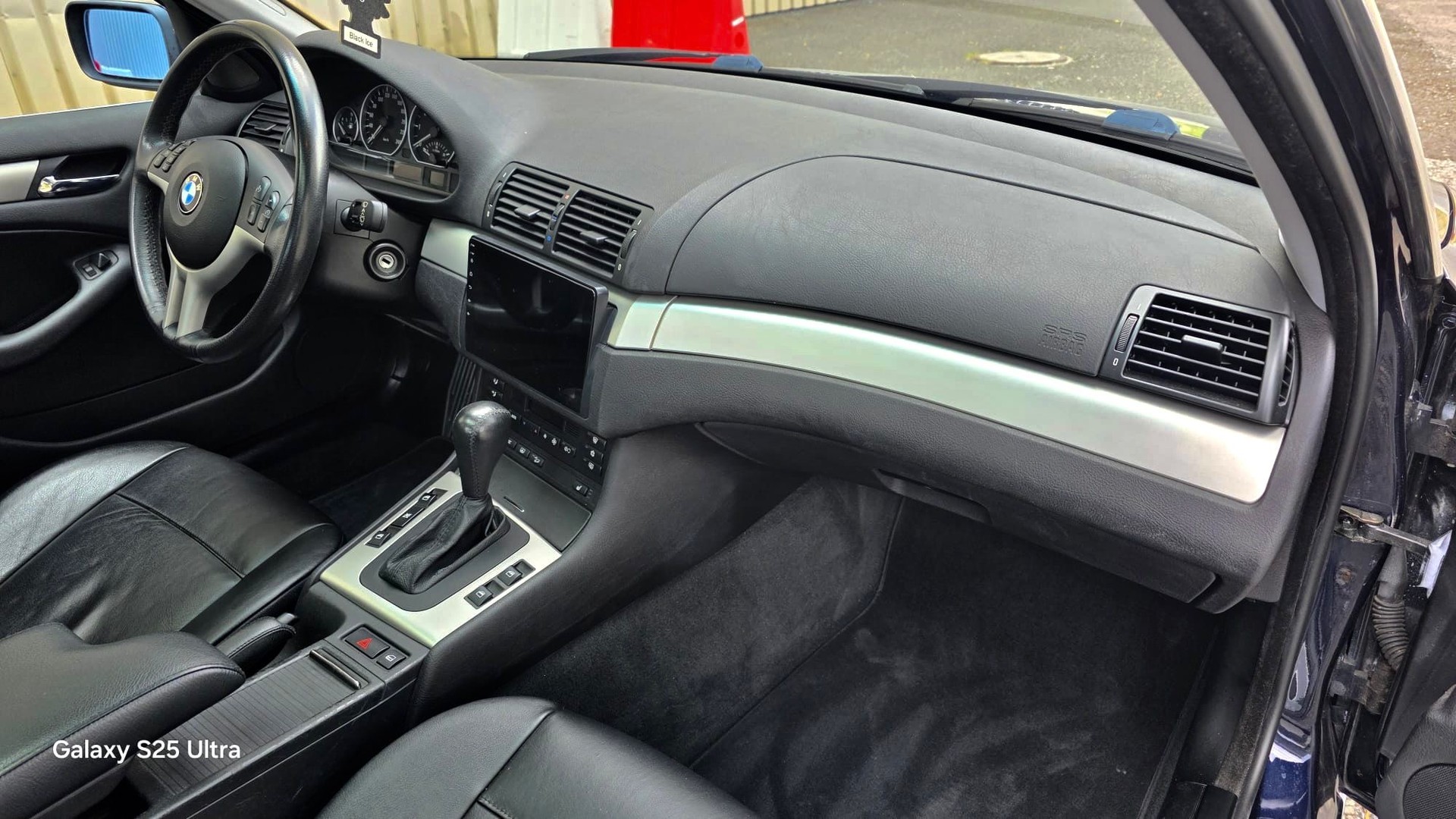 BMW 330xi-image-12