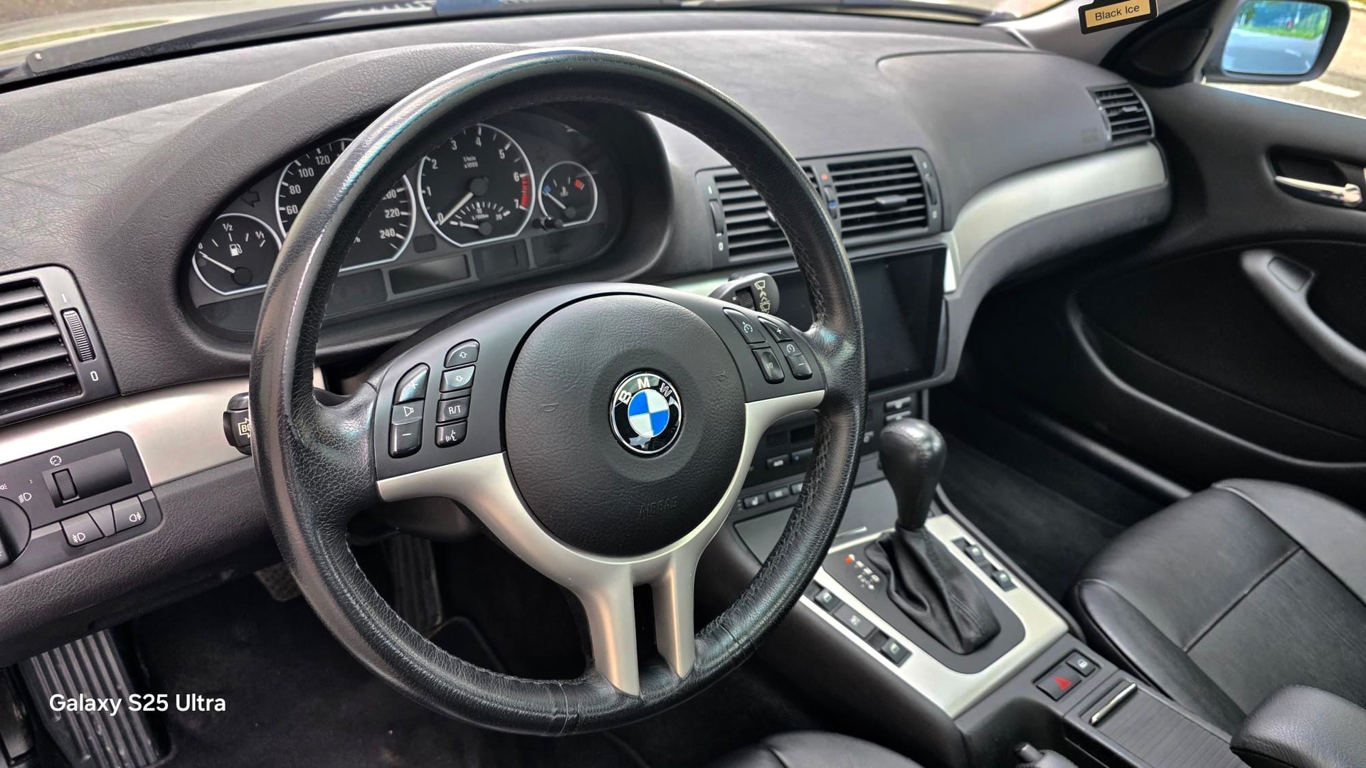 BMW 330xi-image-14