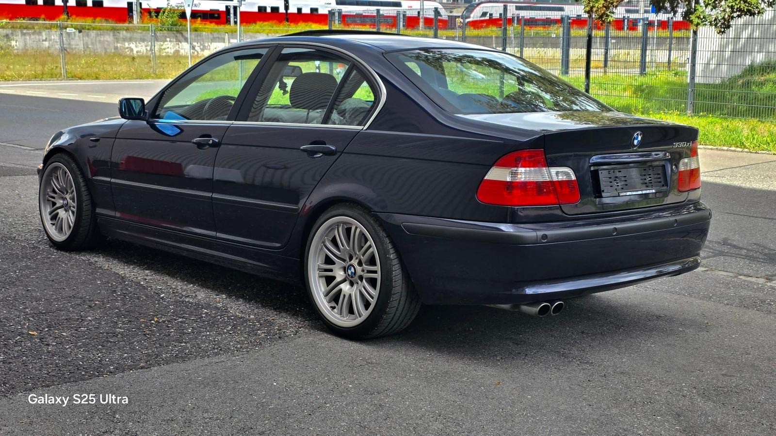 BMW 330xi-image-3