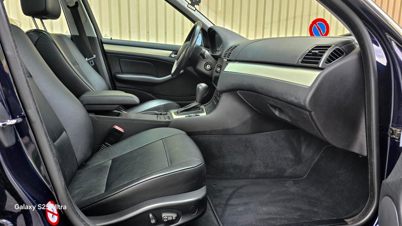 BMW 330xi-image-7