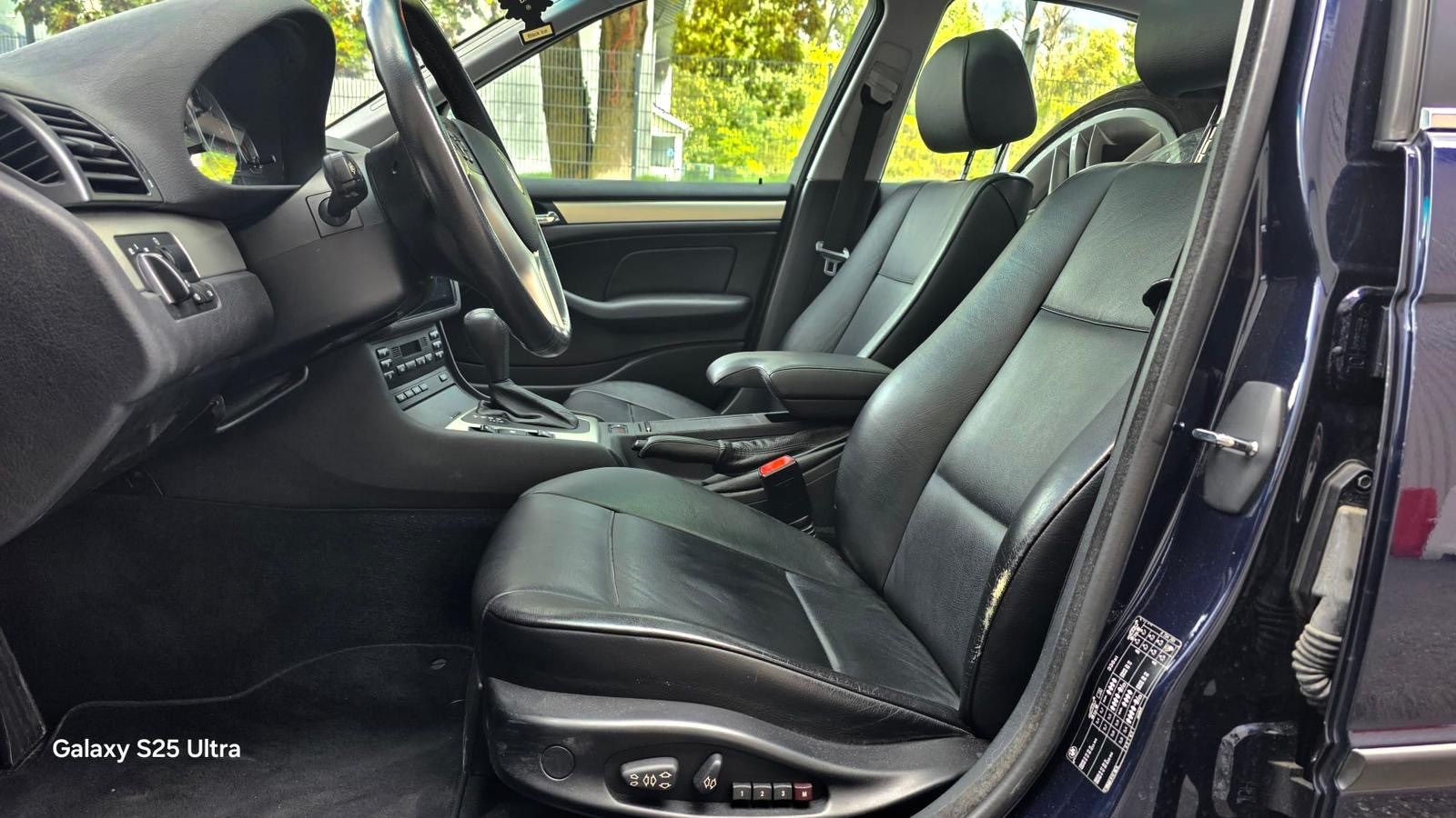 BMW 330xi-image-9