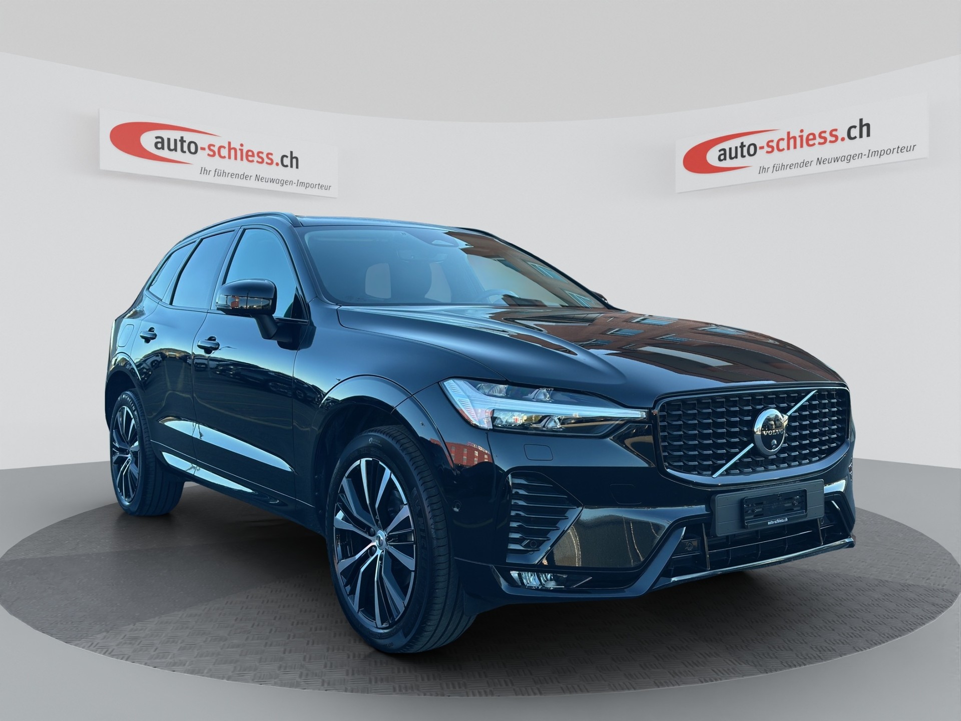VOLVO XC60 B5 Benzin Mild Hybrid AWD Plus Dark Geartronic-image-0