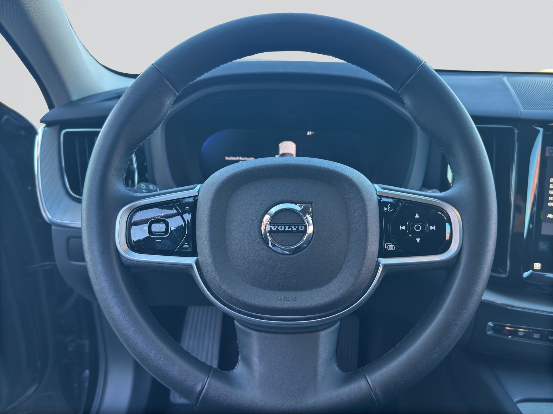 VOLVO XC60 B5 Benzin Mild Hybrid AWD Plus Dark Geartronic-image-10
