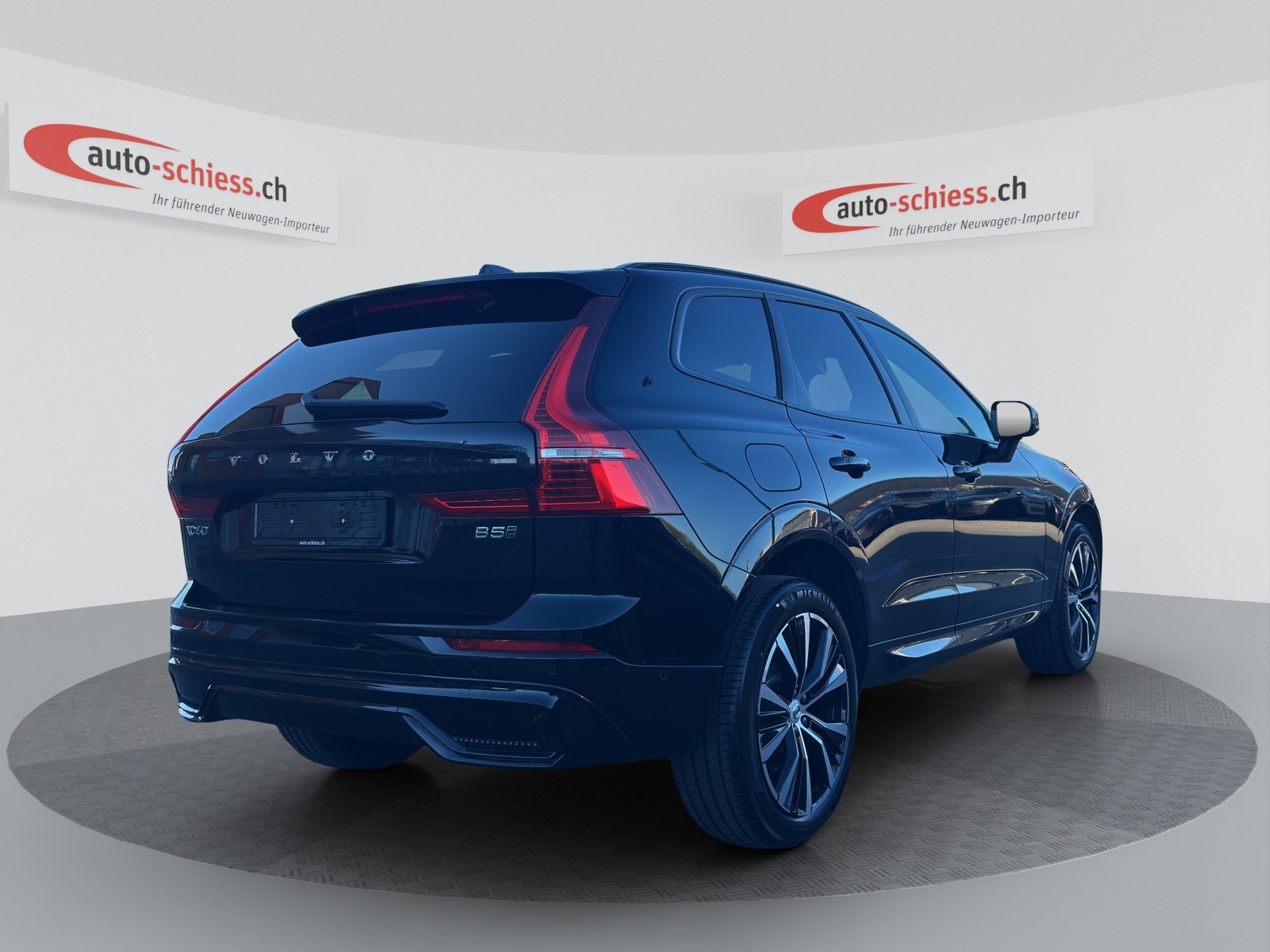 VOLVO XC60 B5 Benzin Mild Hybrid AWD Plus Dark Geartronic-image-5