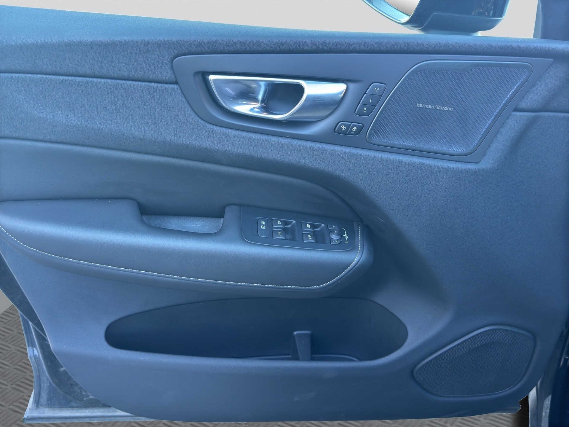 VOLVO XC60 B5 Benzin Mild Hybrid AWD Plus Dark Geartronic-image-8