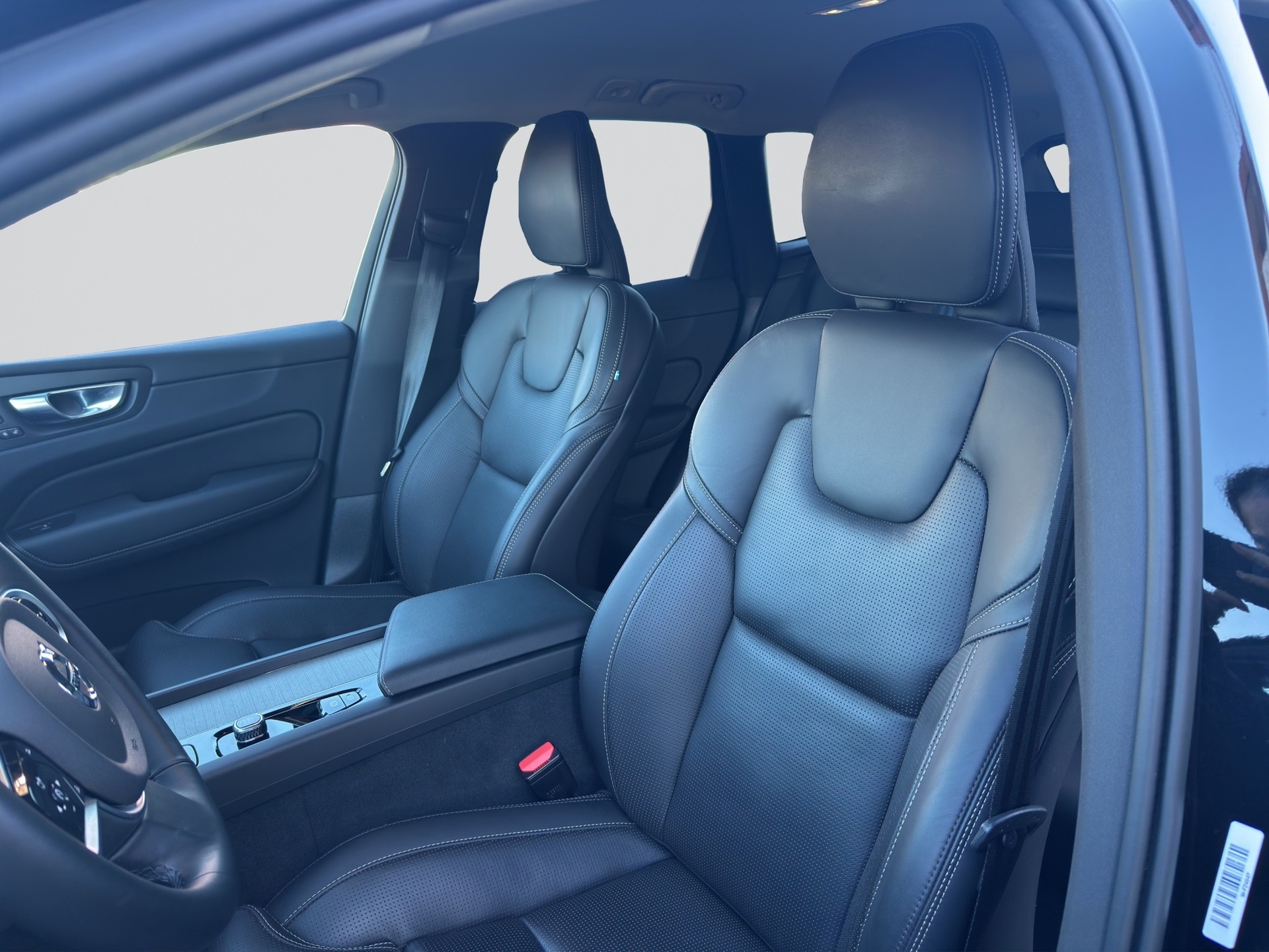 VOLVO XC60 B5 Benzin Mild Hybrid AWD Plus Dark Geartronic-image-1