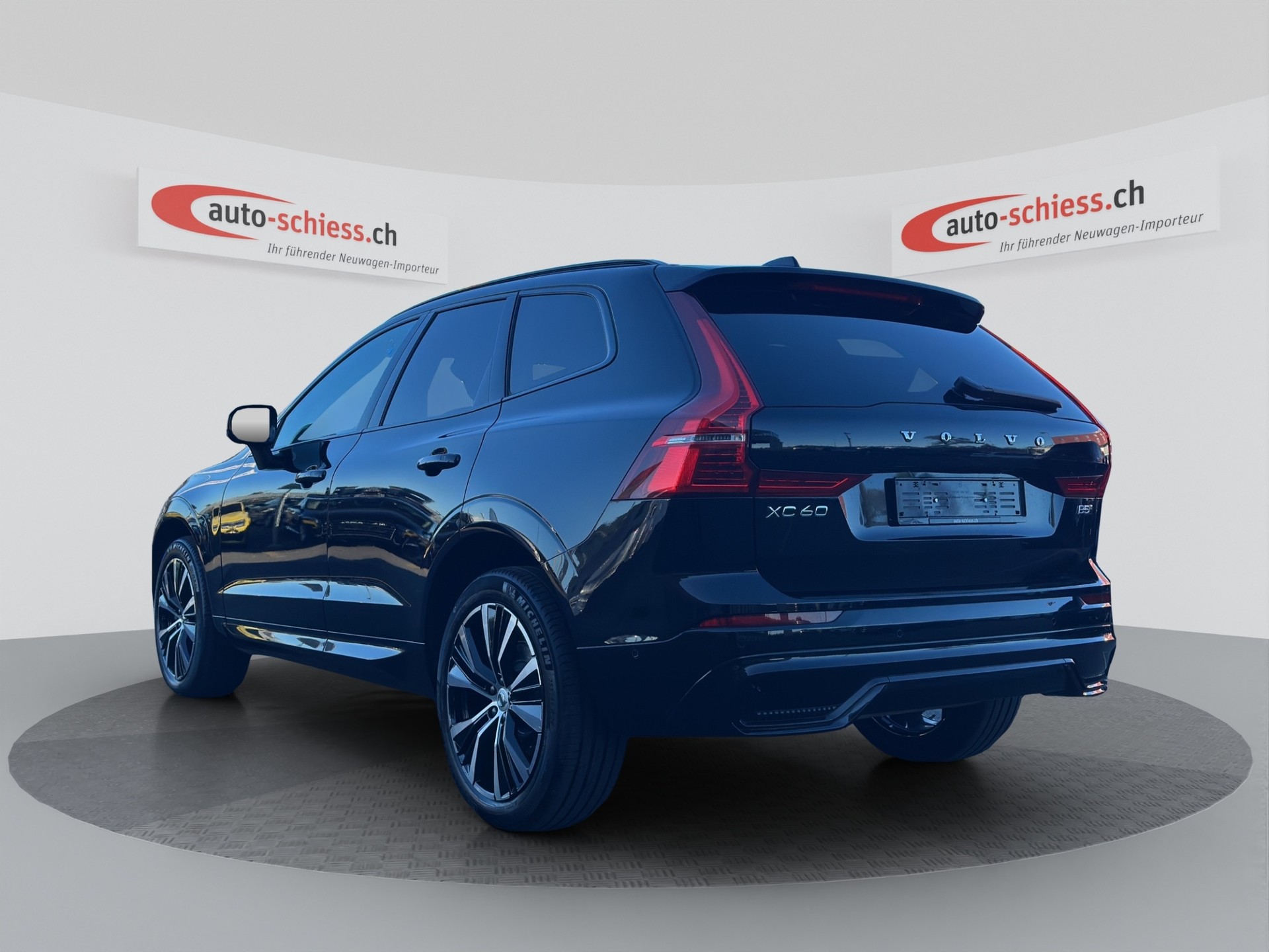 VOLVO XC60 B5 Benzin Mild Hybrid AWD Plus Dark Geartronic-image-2