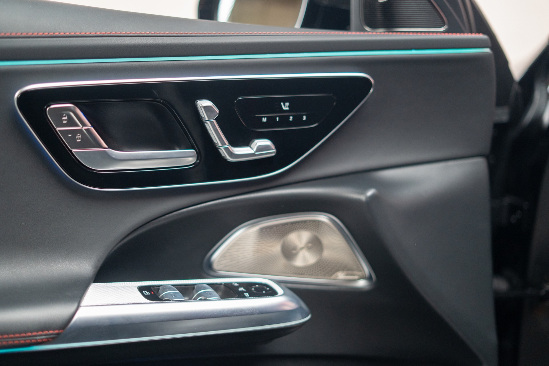MERCEDES-BENZ E 53 Hybrid AMG 4matic+ / Beleuchteter Kühlergrill / Panorama / Burmester-image-14