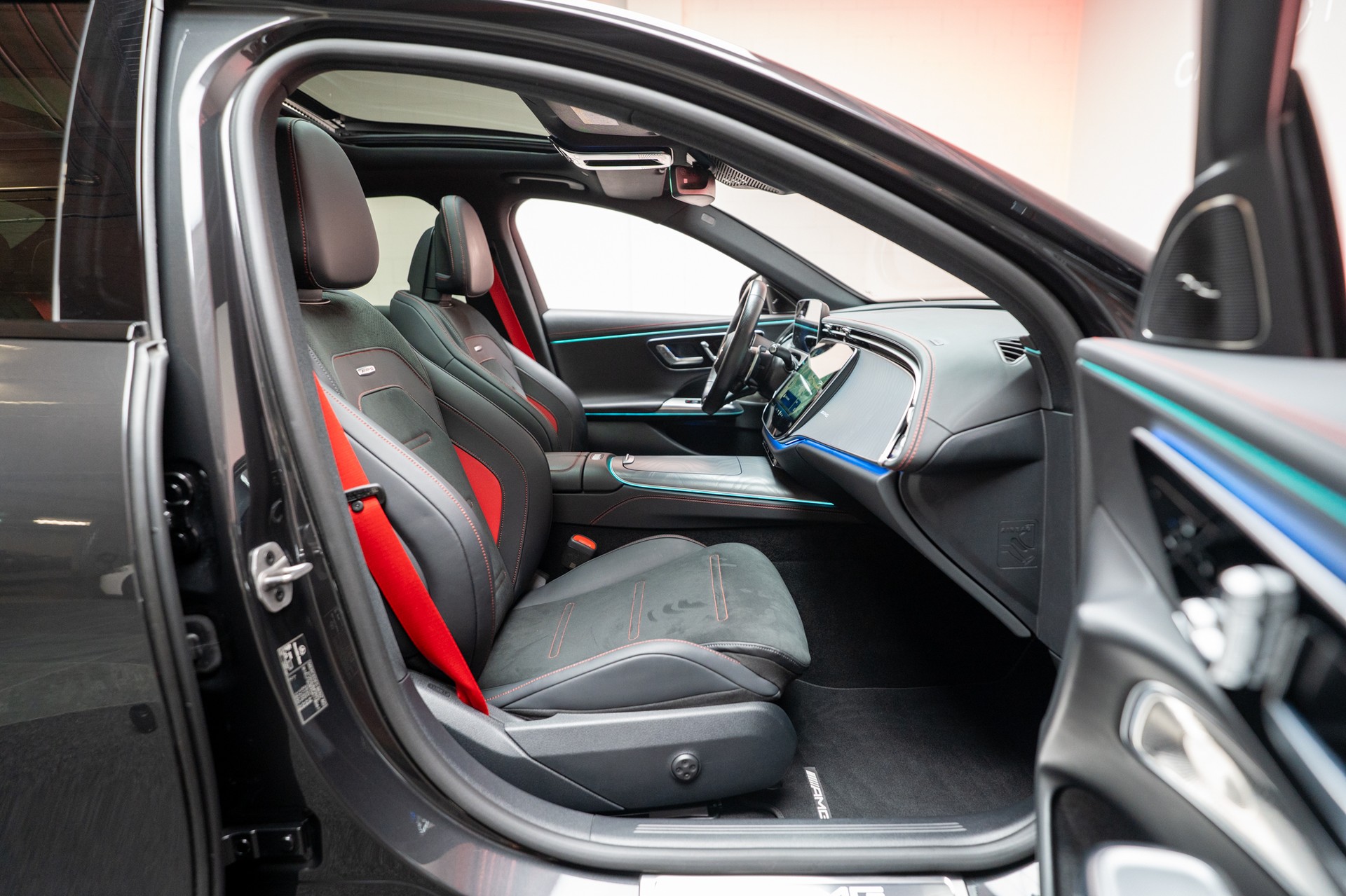 MERCEDES-BENZ E 53 Hybrid AMG 4matic+ / Beleuchteter Kühlergrill / Panorama / Burmester-image-18