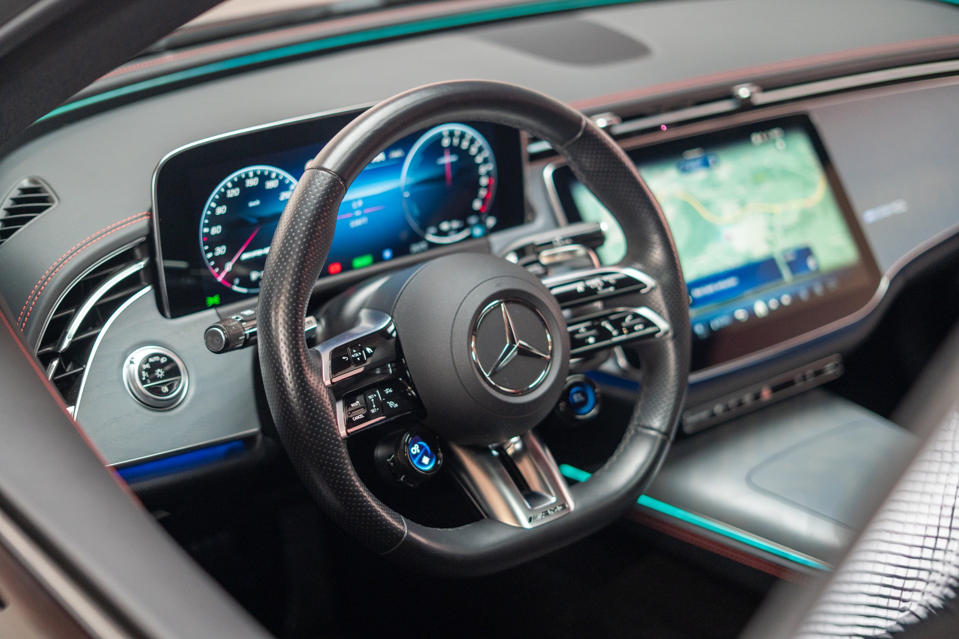 MERCEDES-BENZ E 53 Hybrid AMG 4matic+ / Beleuchteter Kühlergrill / Panorama / Burmester-image-12