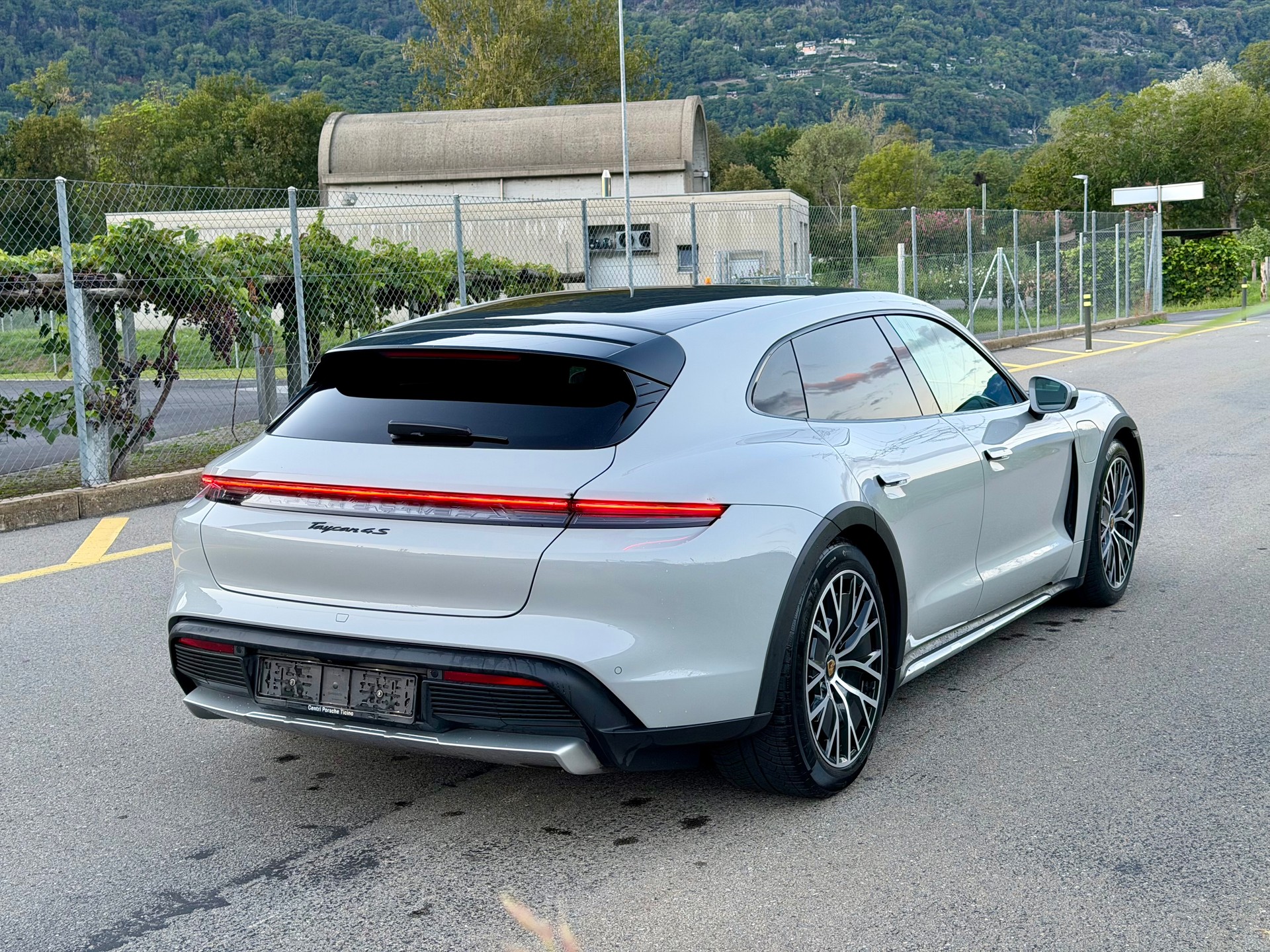 PORSCHE Taycan 4S Cross Turismo-image-4