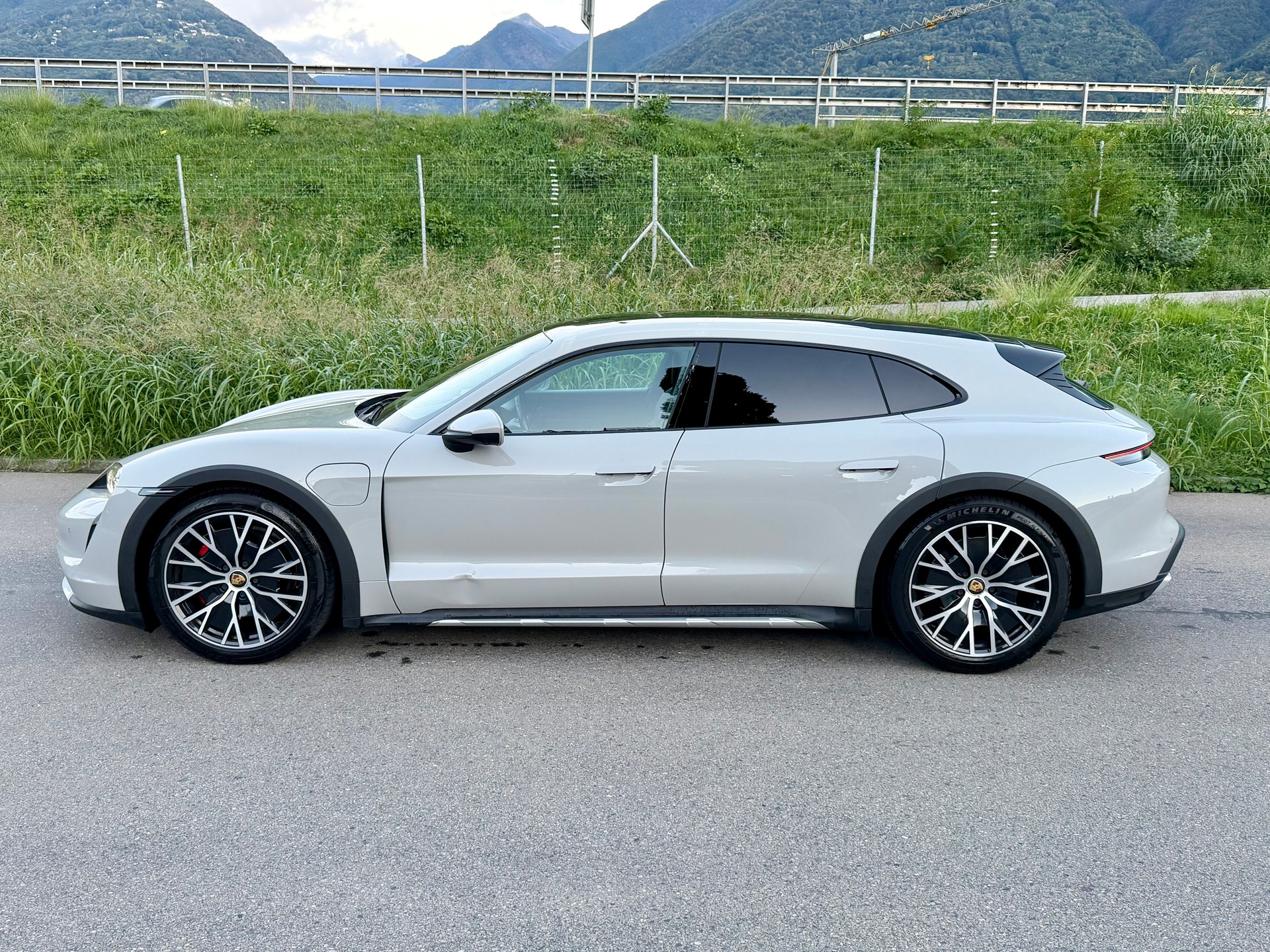 PORSCHE Taycan 4S Cross Turismo-image-1