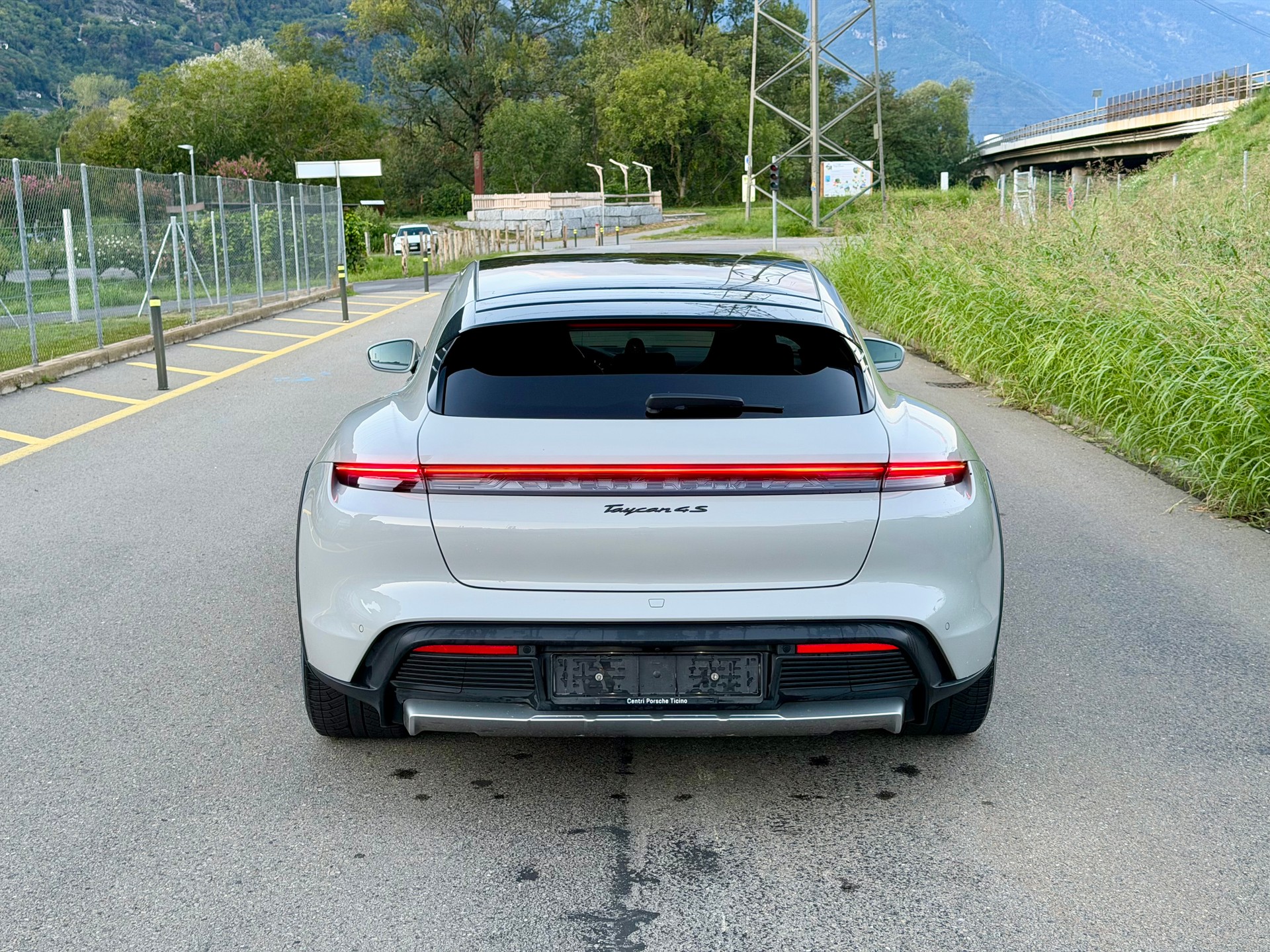 PORSCHE Taycan 4S Cross Turismo-image-3