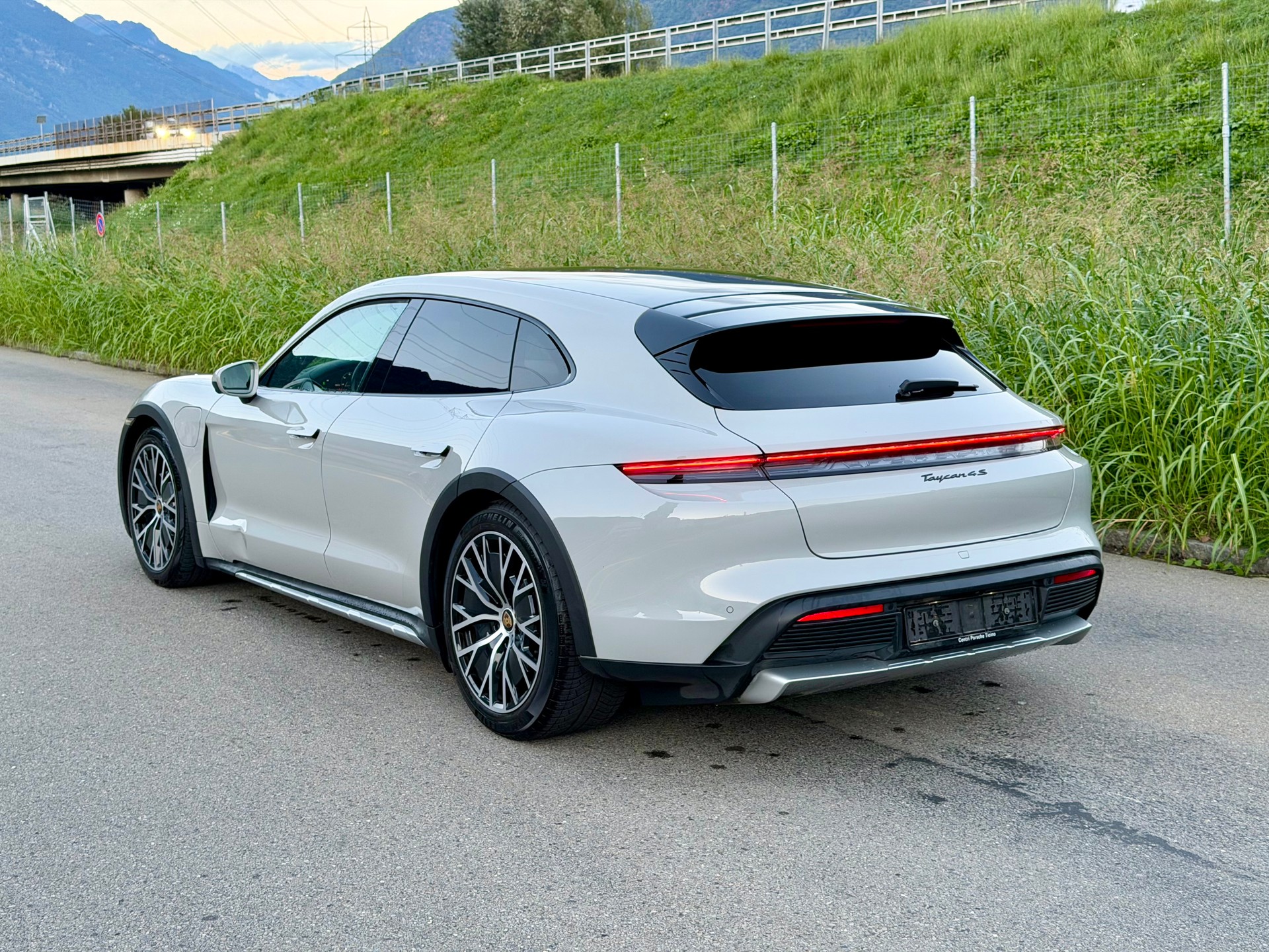 PORSCHE Taycan 4S Cross Turismo-image-2