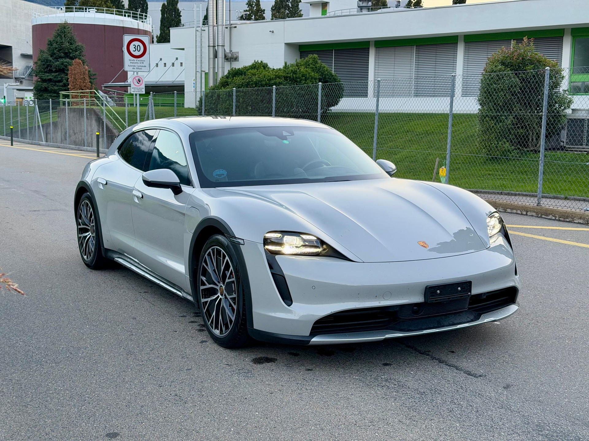 PORSCHE Taycan 4S Cross Turismo-image-6