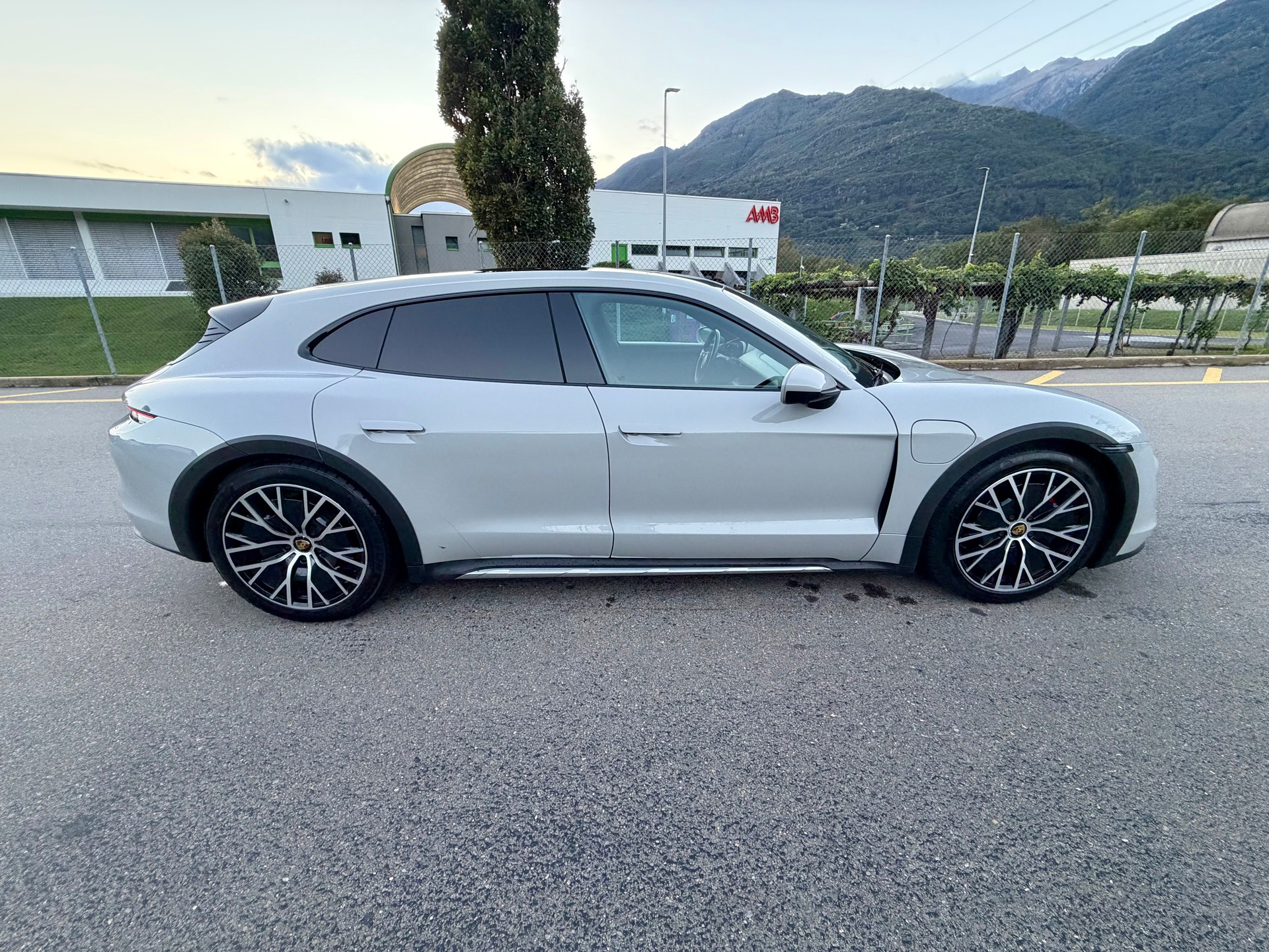 PORSCHE Taycan 4S Cross Turismo-image-5