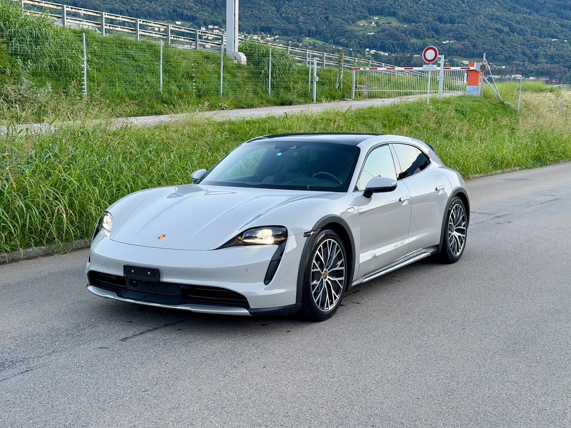 PORSCHE Taycan 4S Cross Turismo-image-0