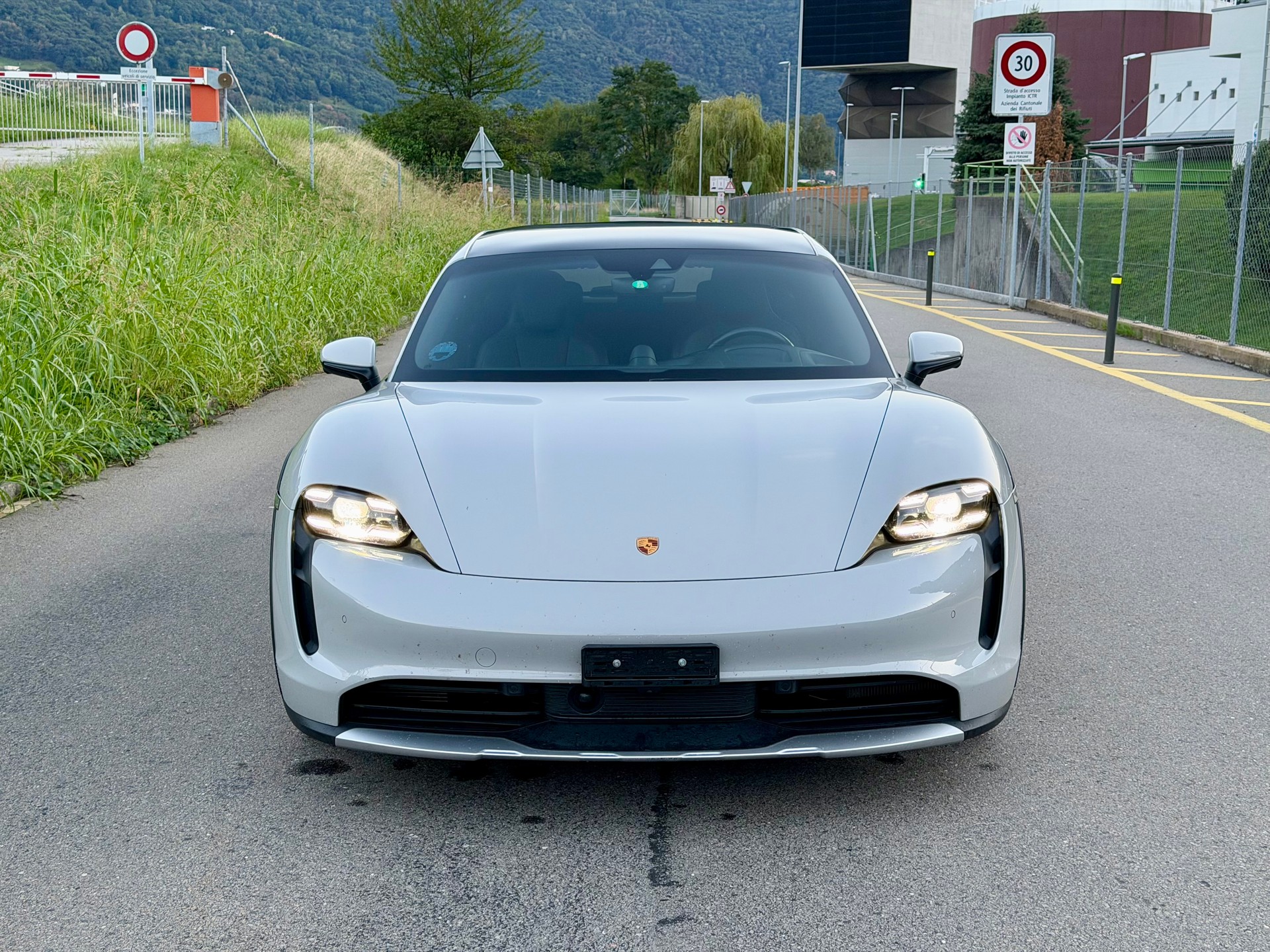 PORSCHE Taycan 4S Cross Turismo-image-7