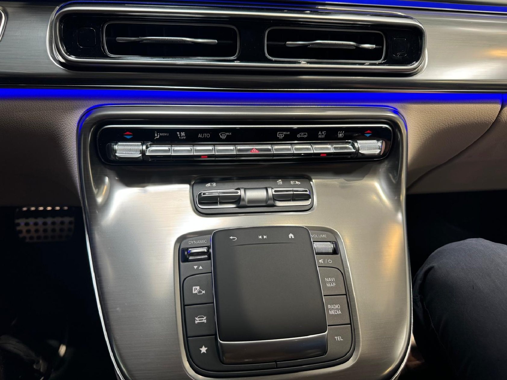 MERCEDES-BENZ V 300 d extralang 4Matic Exclusive 9G-Tronic-image-15