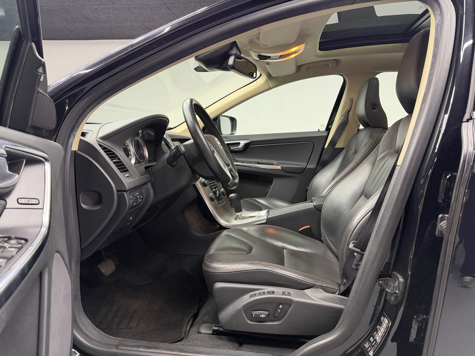 VOLVO XC60 D5 AWD Summum Geartronic-image-8