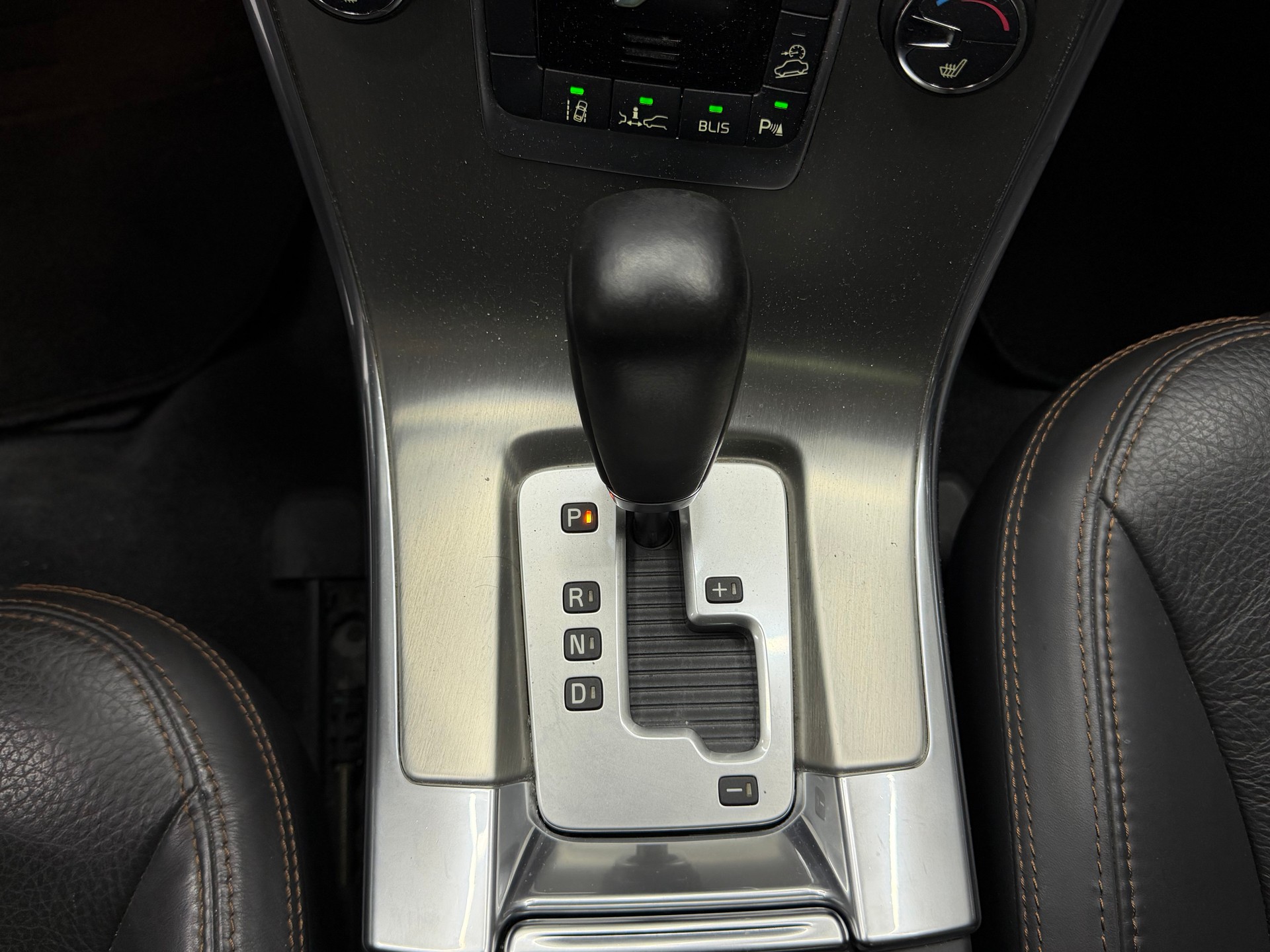 VOLVO XC60 D5 AWD Summum Geartronic-image-16