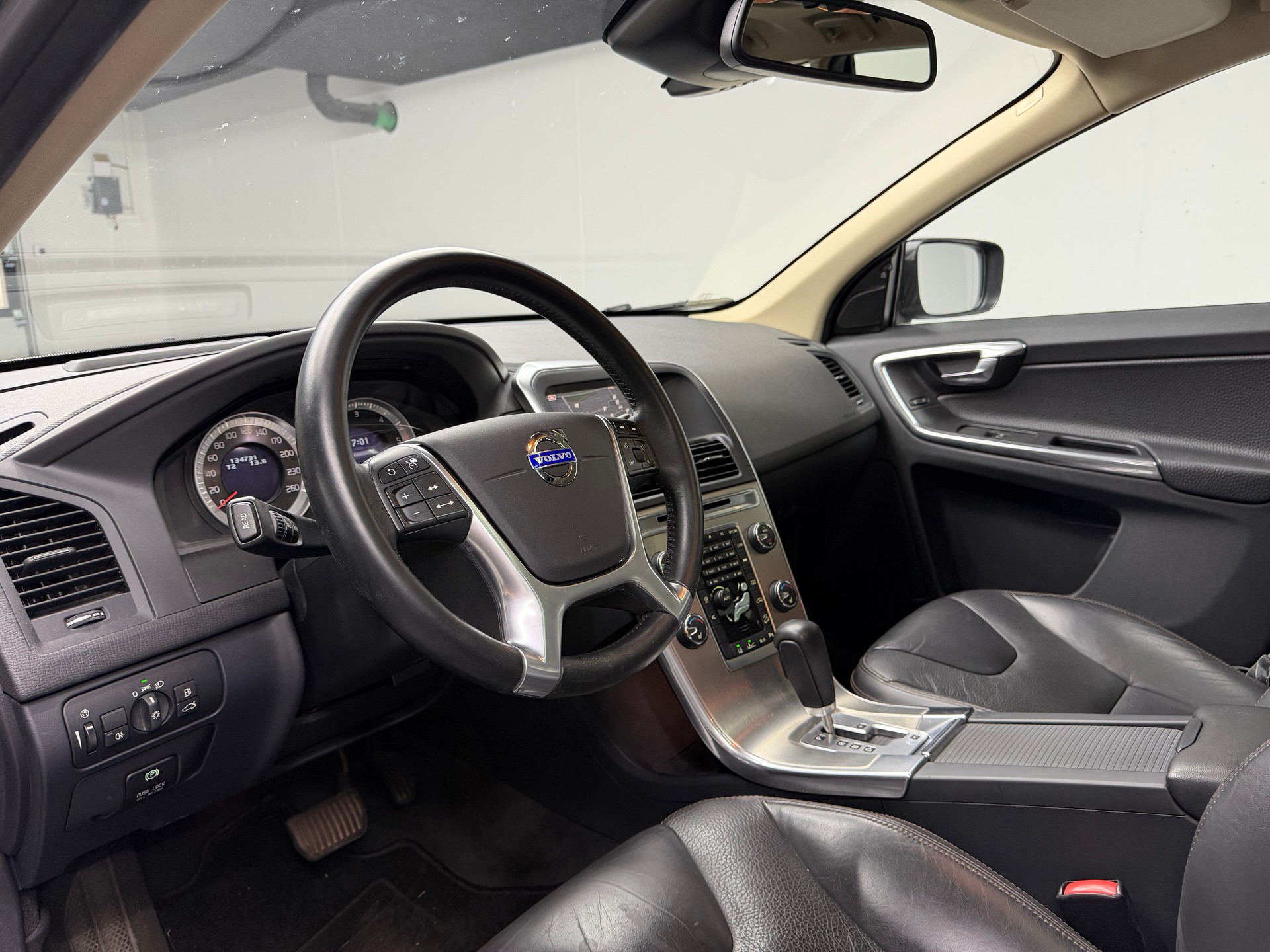 VOLVO XC60 D5 AWD Summum Geartronic-image-9