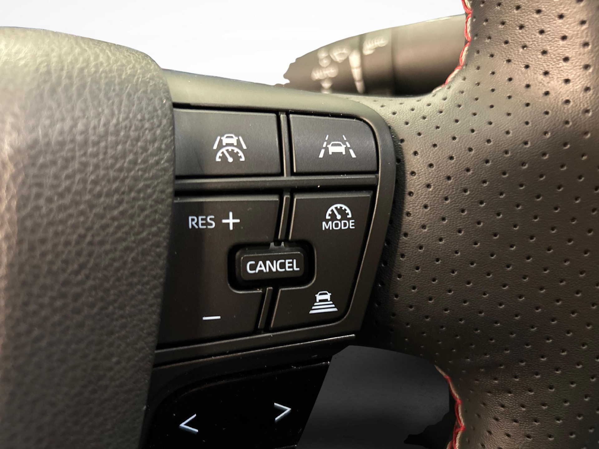 TOYOTA C-HR 2.0 PHEV GR Sport-image-16
