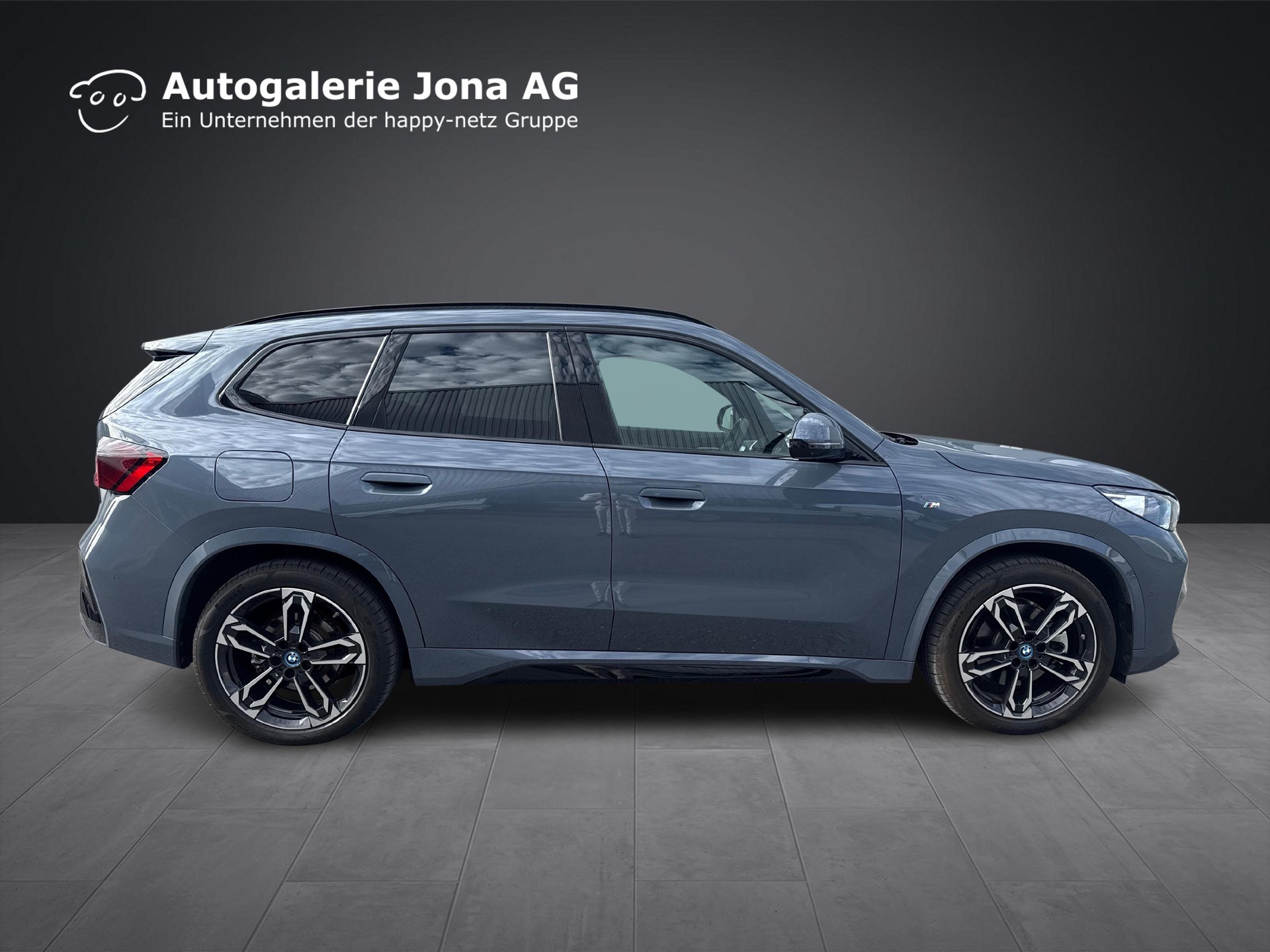 BMW iX1 30 xDrive-image-1