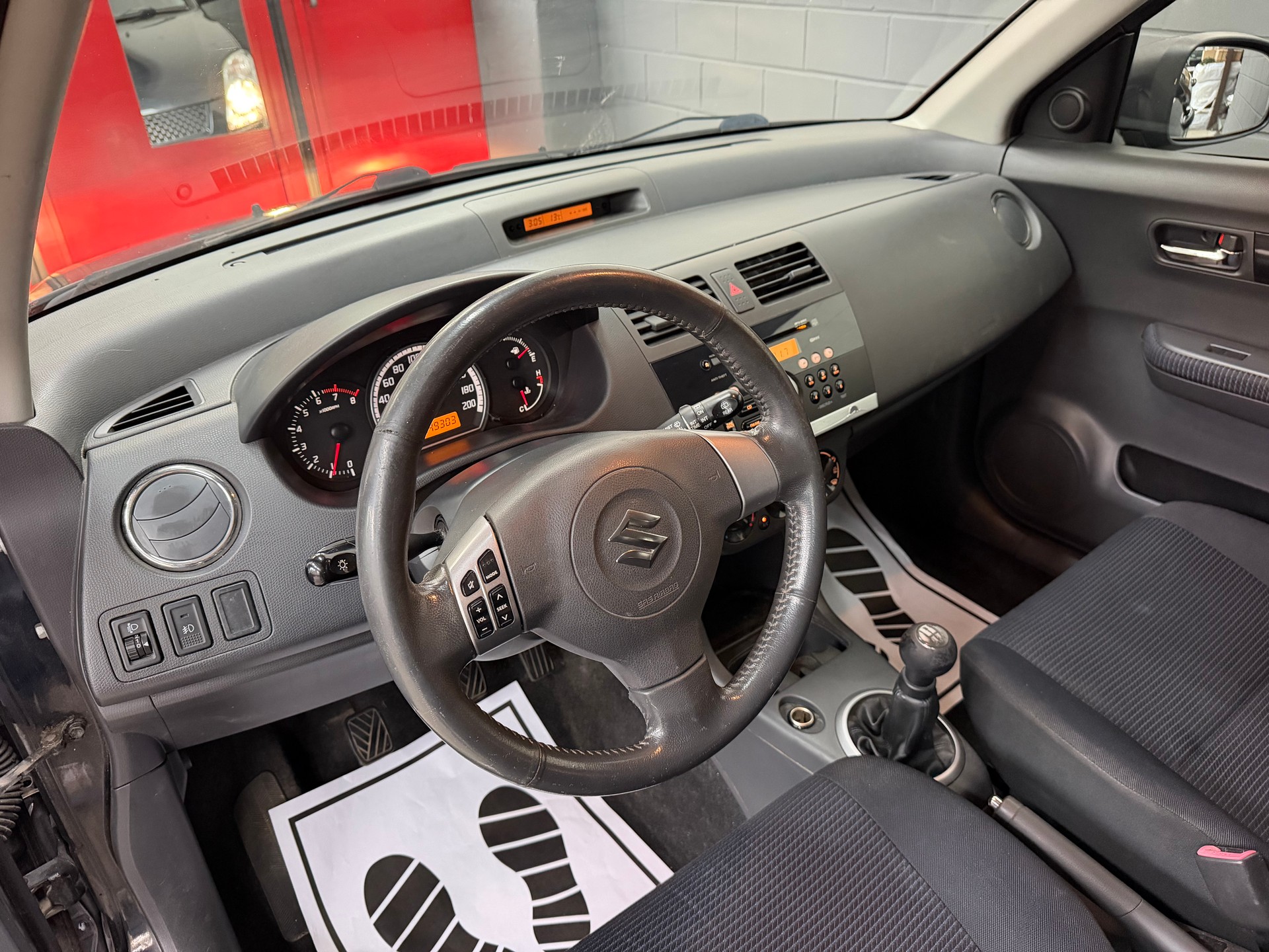 SUZUKI Swift 1.3i 16V GL Top Piz Sulai LE 4x4 //NEU AB MFK!-image-7