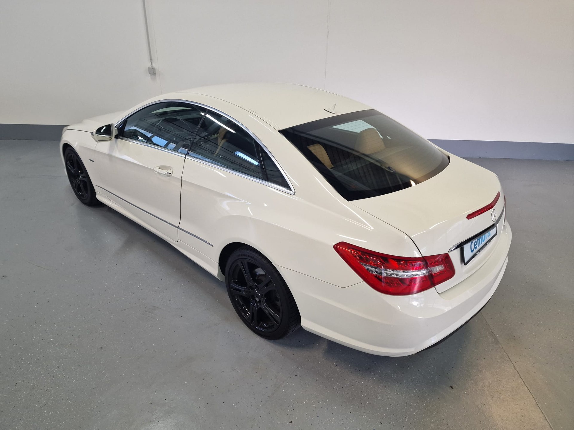 MERCEDES-BENZ E 350 CGI BlueEfficiency 7G-Tronic-image-9