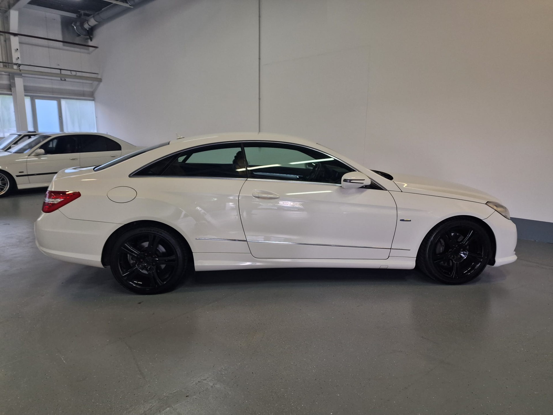MERCEDES-BENZ E 350 CGI BlueEfficiency 7G-Tronic-image-5