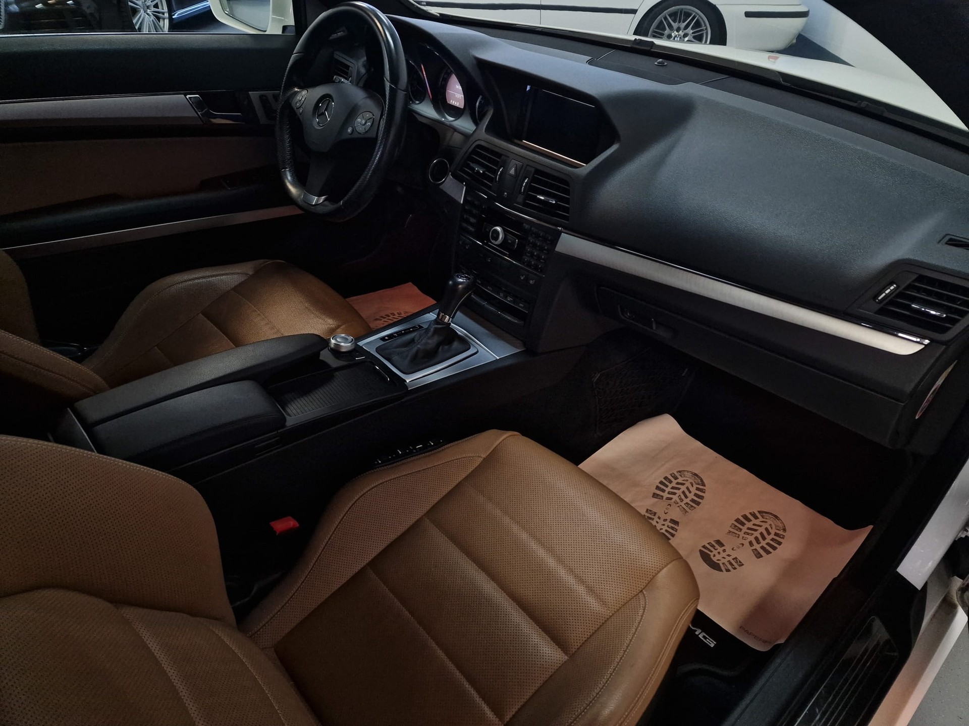 MERCEDES-BENZ E 350 CGI BlueEfficiency 7G-Tronic-image-16